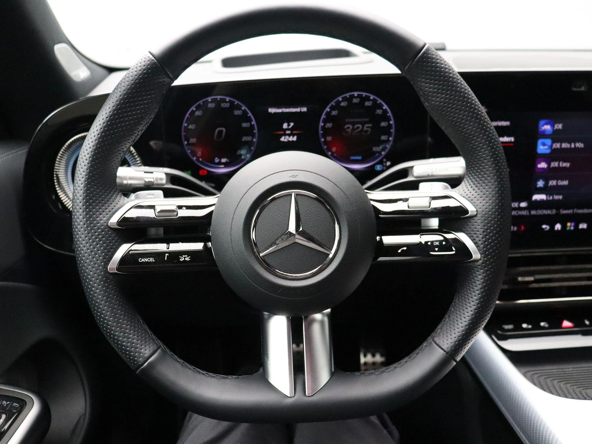 Mercedes-Benz-CLA-image-15