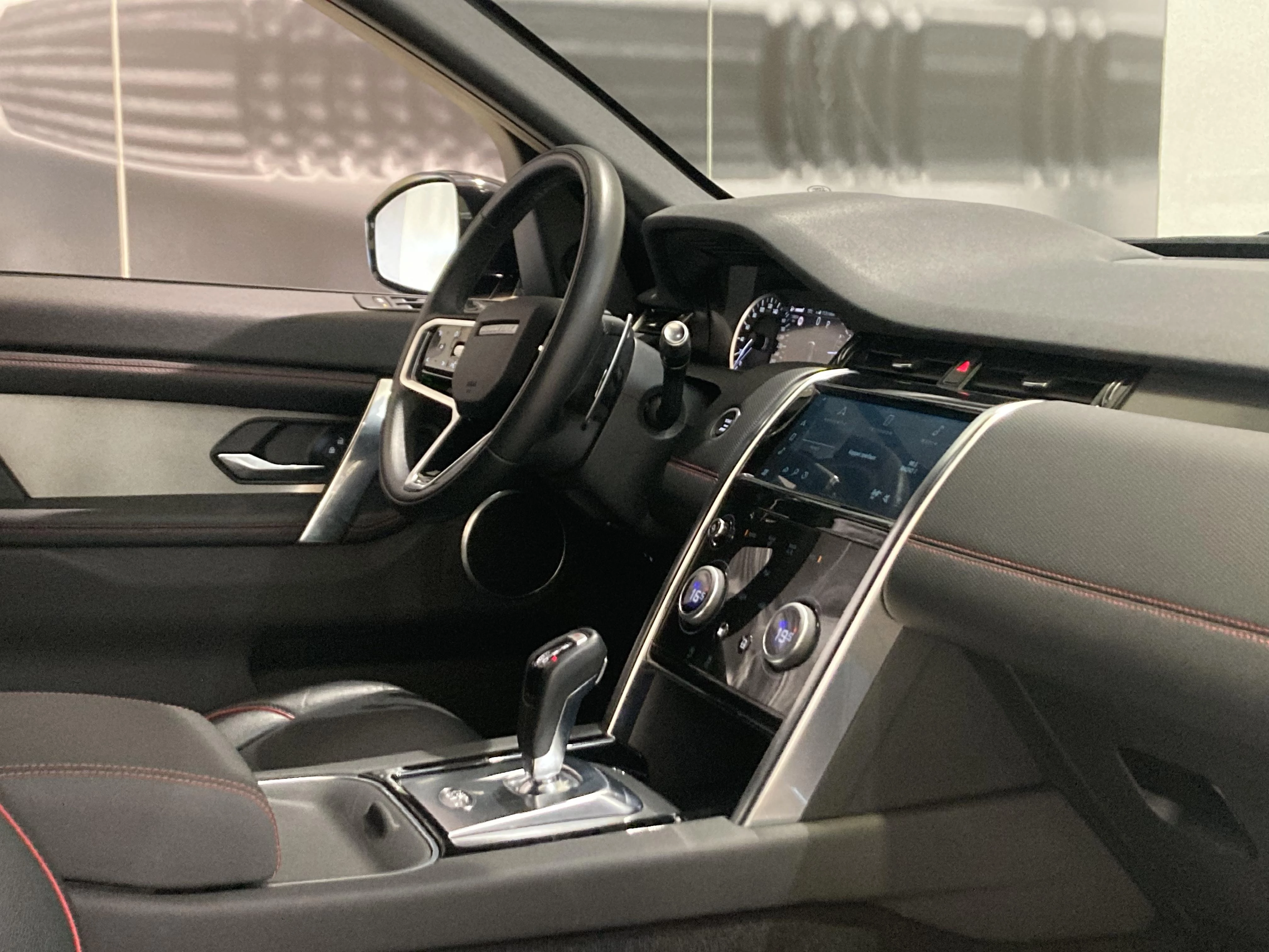 Land Rover-Discovery Sport-image-4