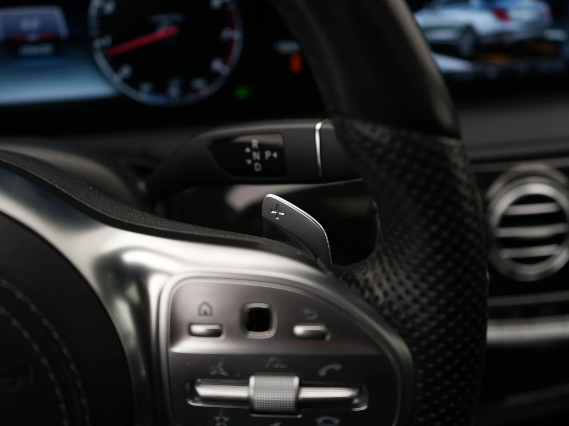 Mercedes-Benz-S-Klasse-image-32
