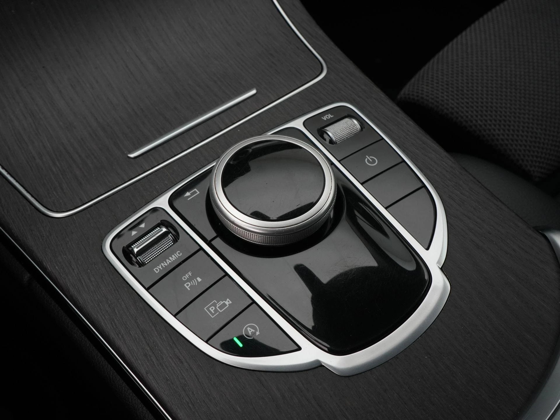 Mercedes-Benz-C-Klasse-image-17