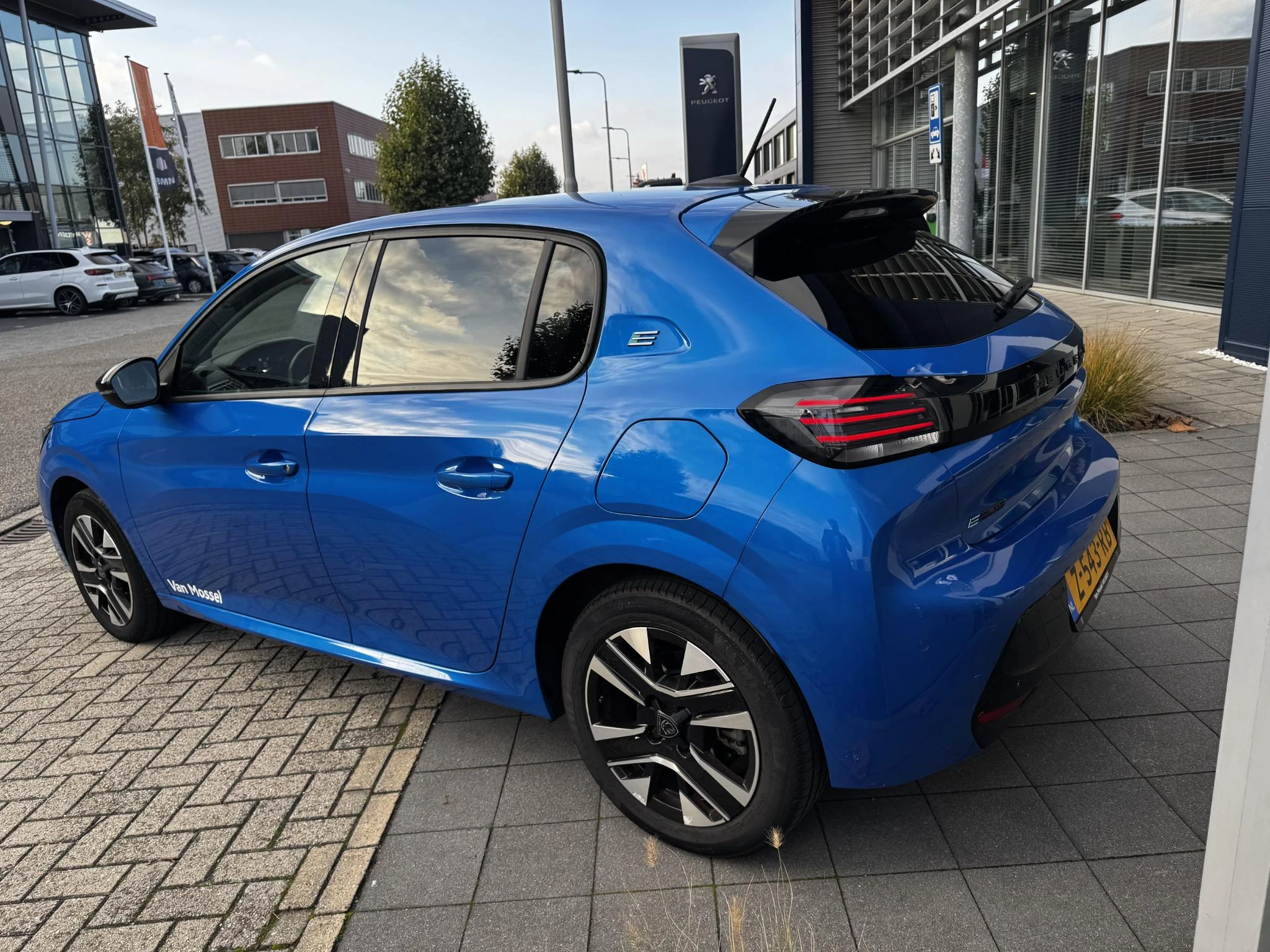 Peugeot-e-208-image-10