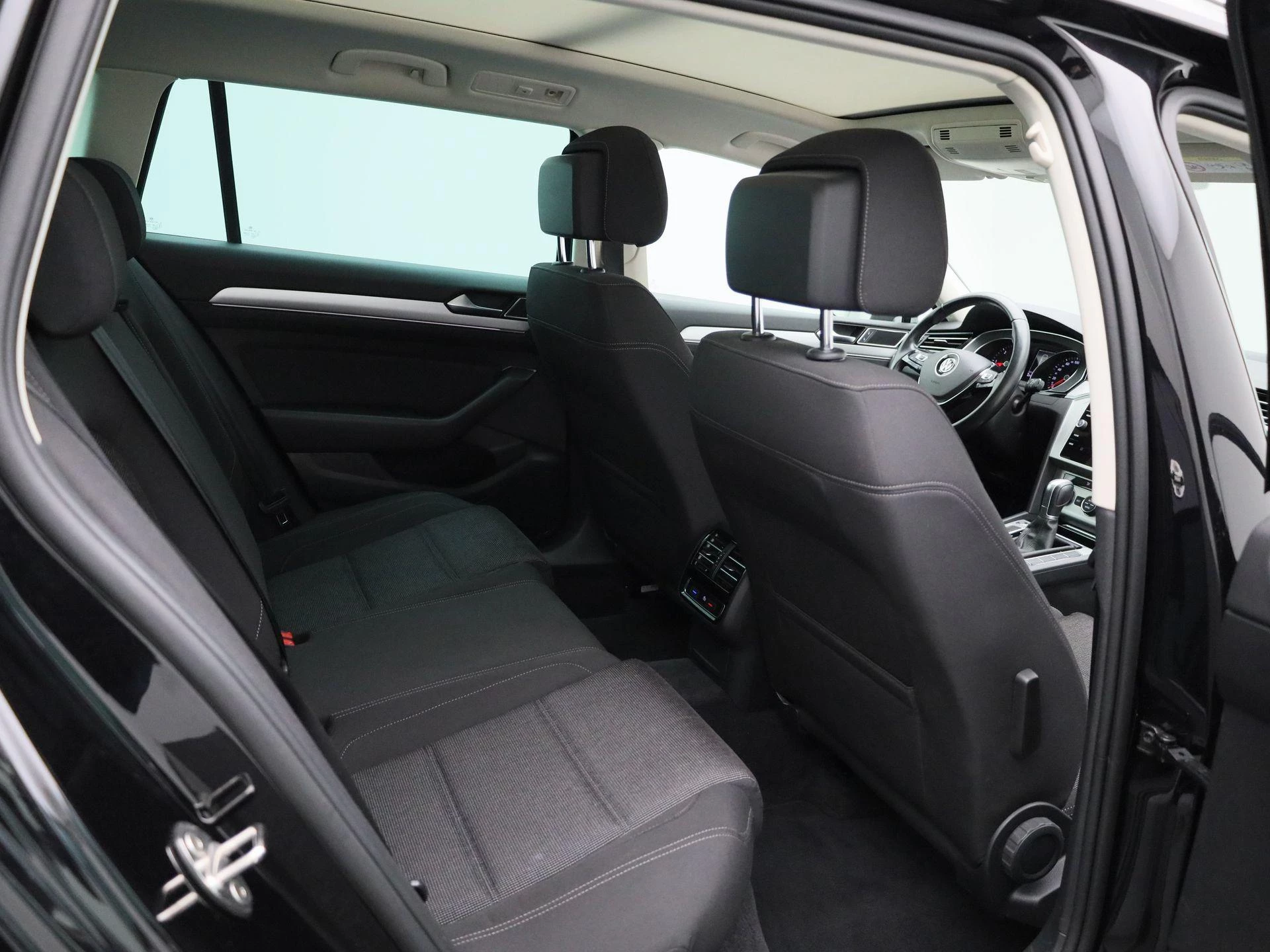 Volkswagen-Passat-image-34