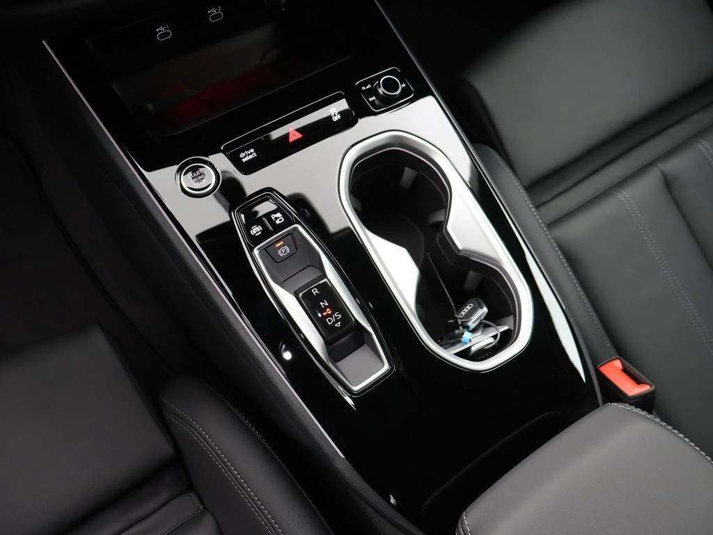 Audi A6 Avant Audi A6 Avant Advanced 2.0TDI QUATTRO DEMO 204PK *AUTOMAAT*360° CAMERA*TREKHAAK*PDC*NAVI*APP-CONNECT*...*