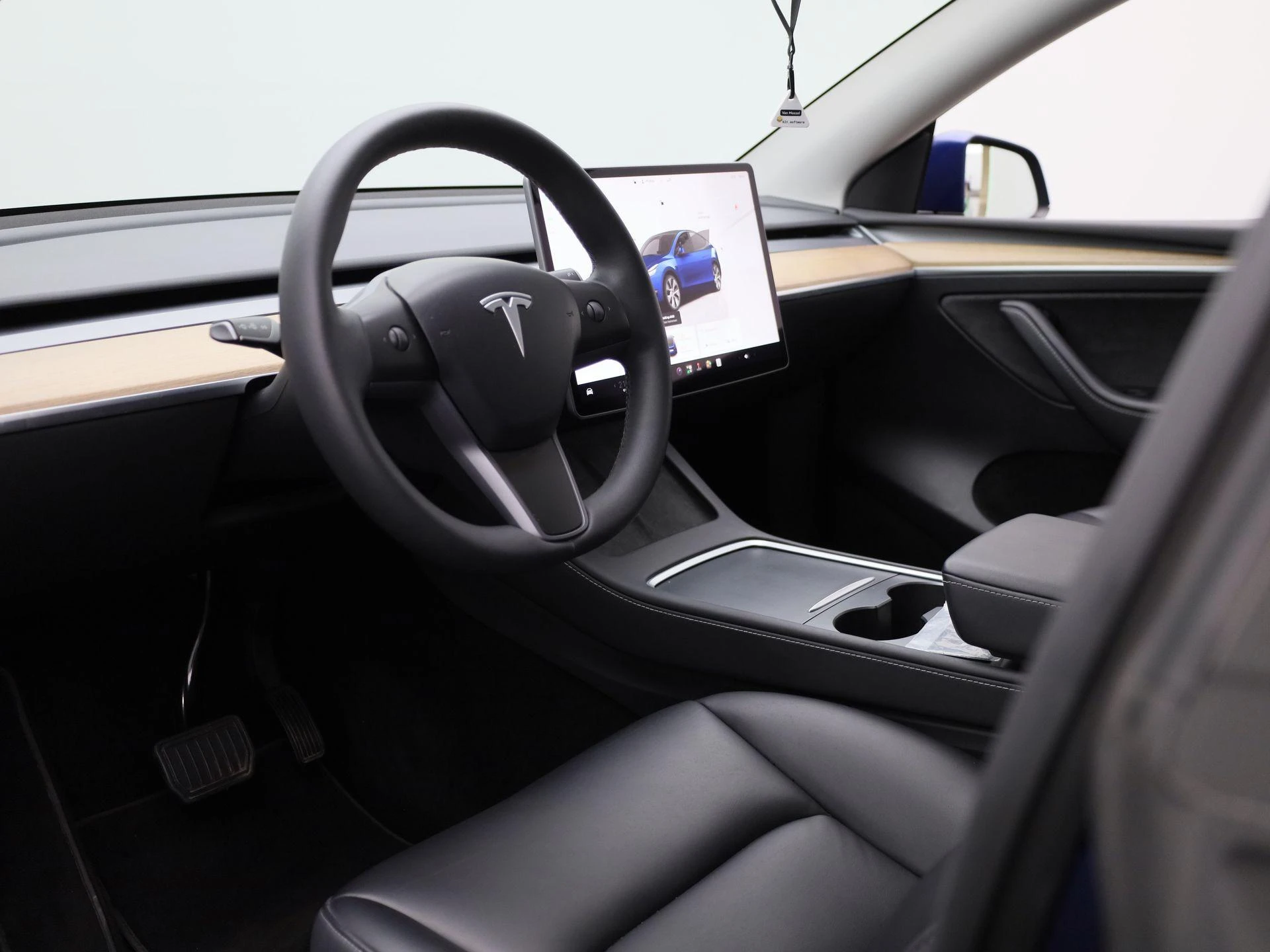 Tesla-Model Y-image-16