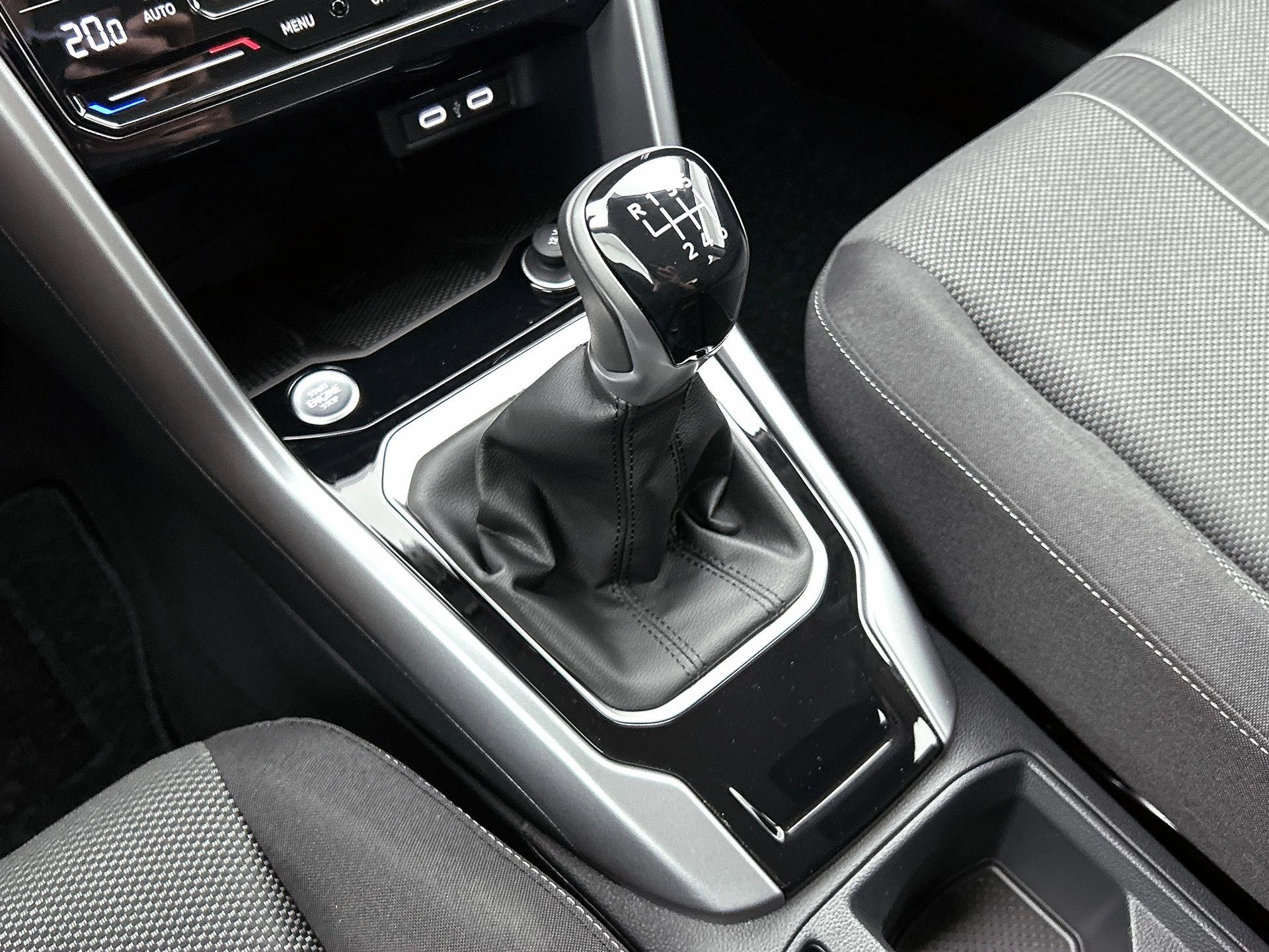 Volkswagen-T-Roc-image-11