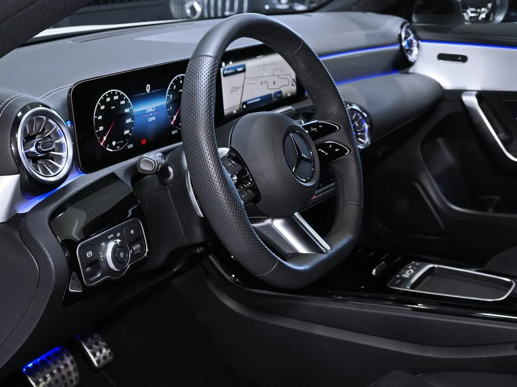Mercedes-Benz-CLA 200-image-9