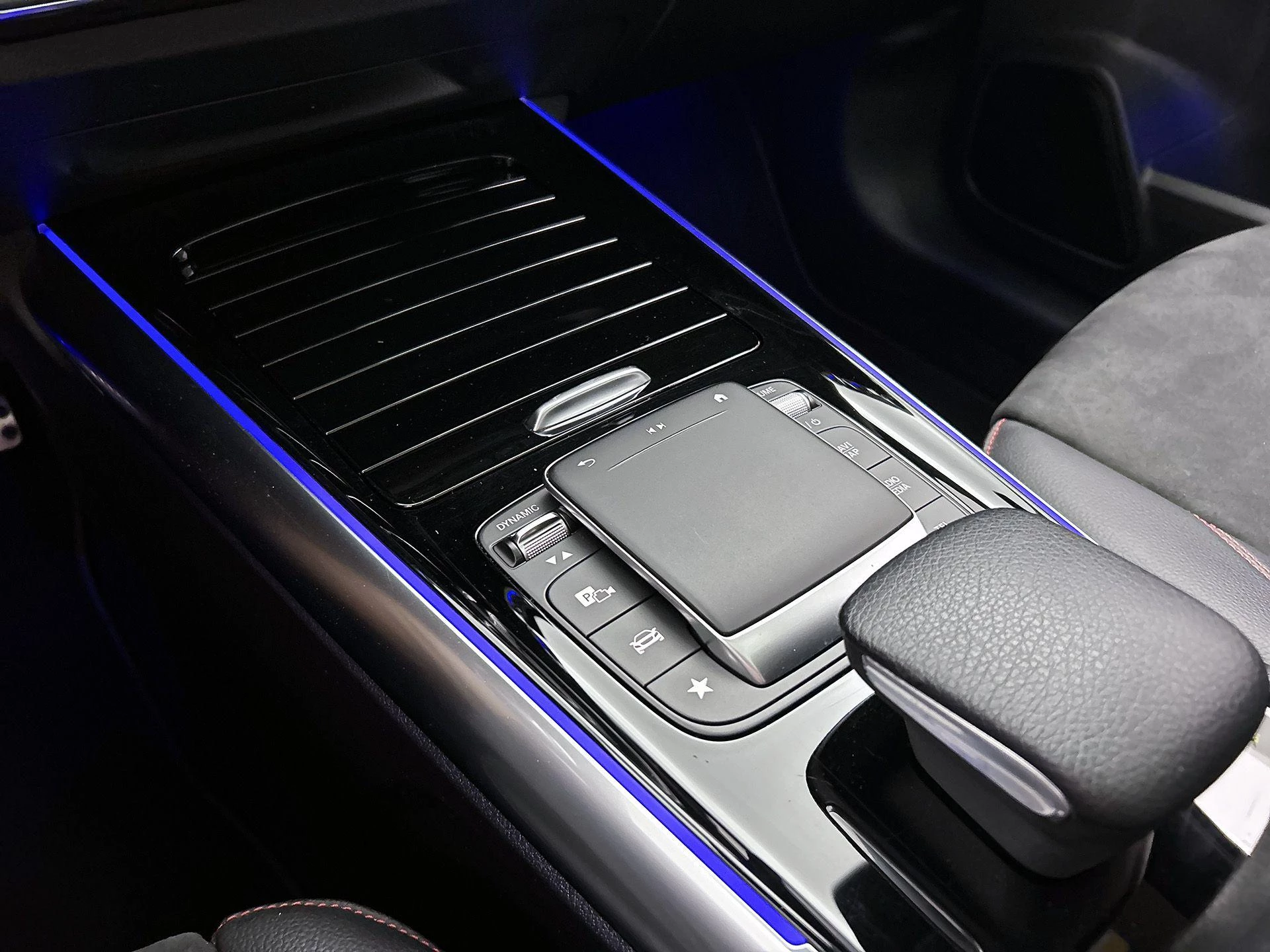 Mercedes-Benz-GLA-image-38