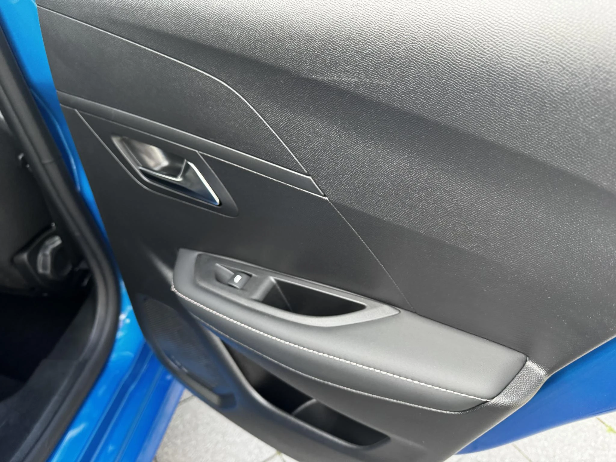 Peugeot-e-208-image-31