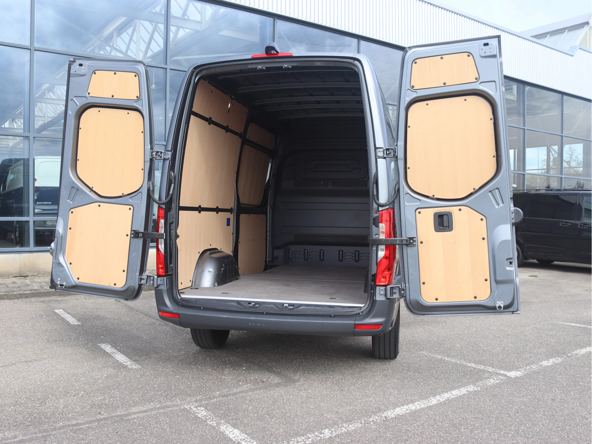 Mercedes-Benz-Sprinter-image-2