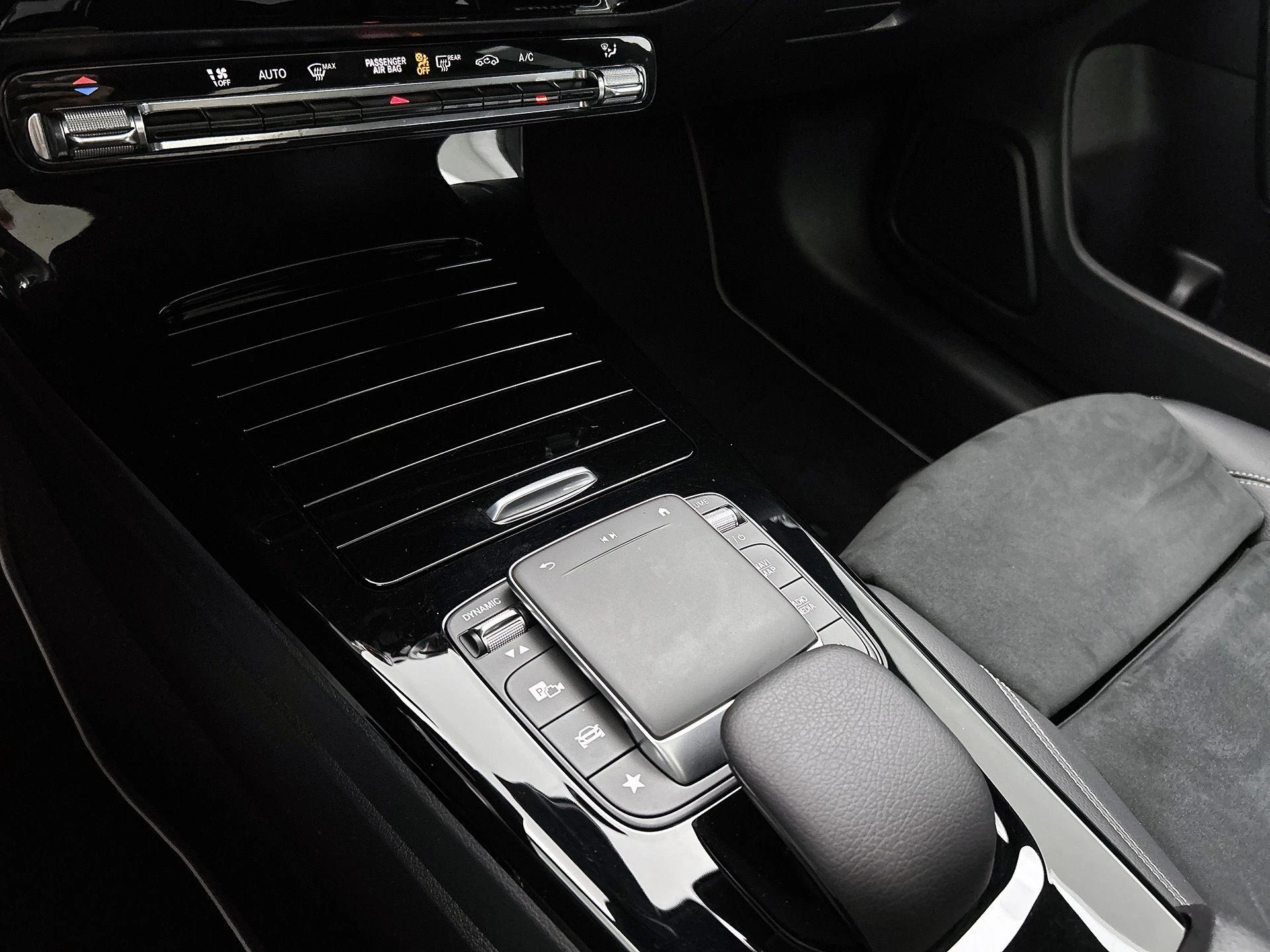 Mercedes-Benz-CLA-image-27