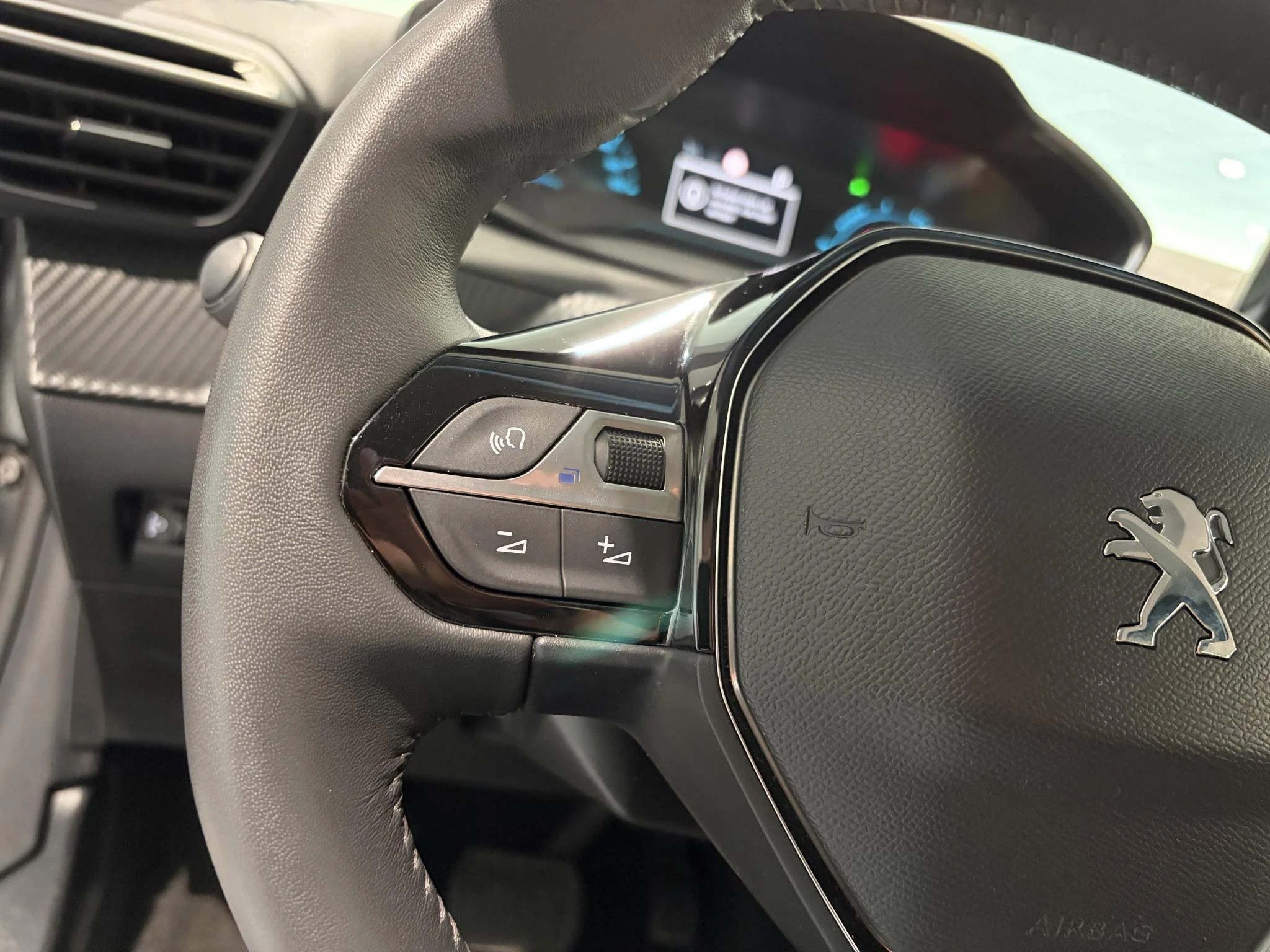 Peugeot-e-208-image-12