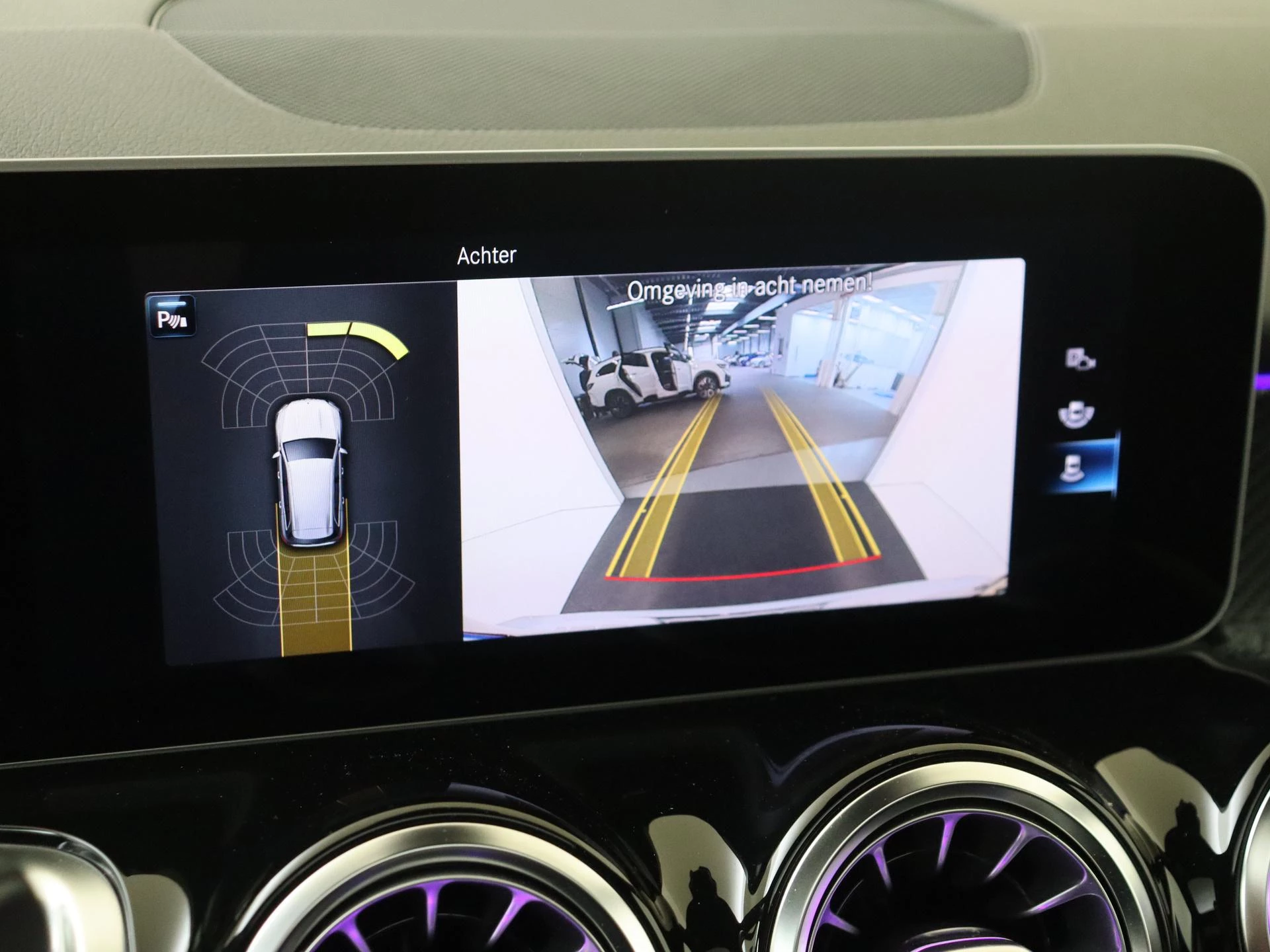 Mercedes-Benz-GLB-image-21