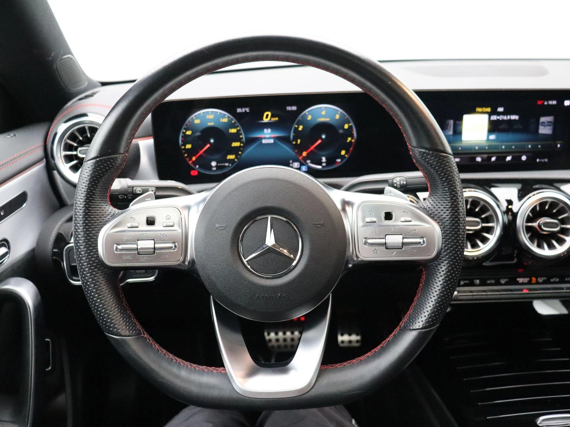 Mercedes-Benz CLA 180 AMG Line Shooting Brake + PANO DAK + MULTIBEAM LED + CARPLAY +