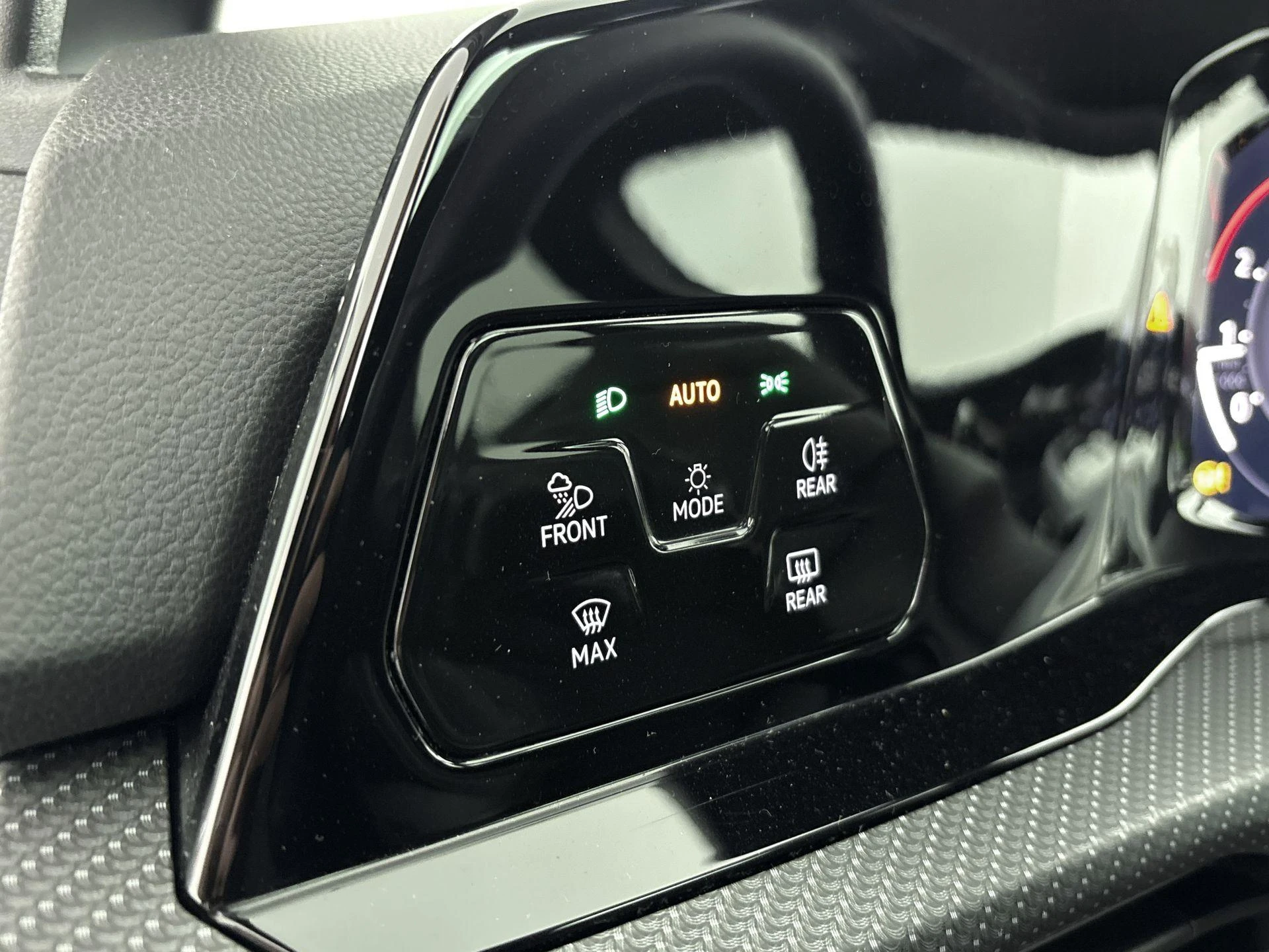 Volkswagen-Golf-image-19