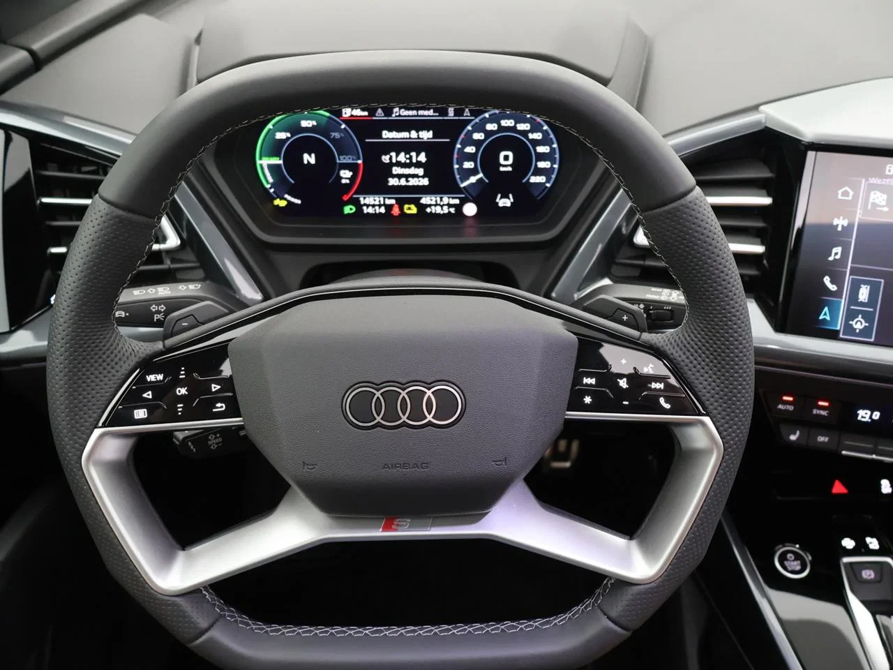 Audi Q4 e-tron Audi Q4 3X S LINE Corporate S 45 e-tron 286PK *AUTOMAAT*LEDER*PANODAK*TREKHAAK*SPORTZETELS*CAMERA*ACC*PDC*...*