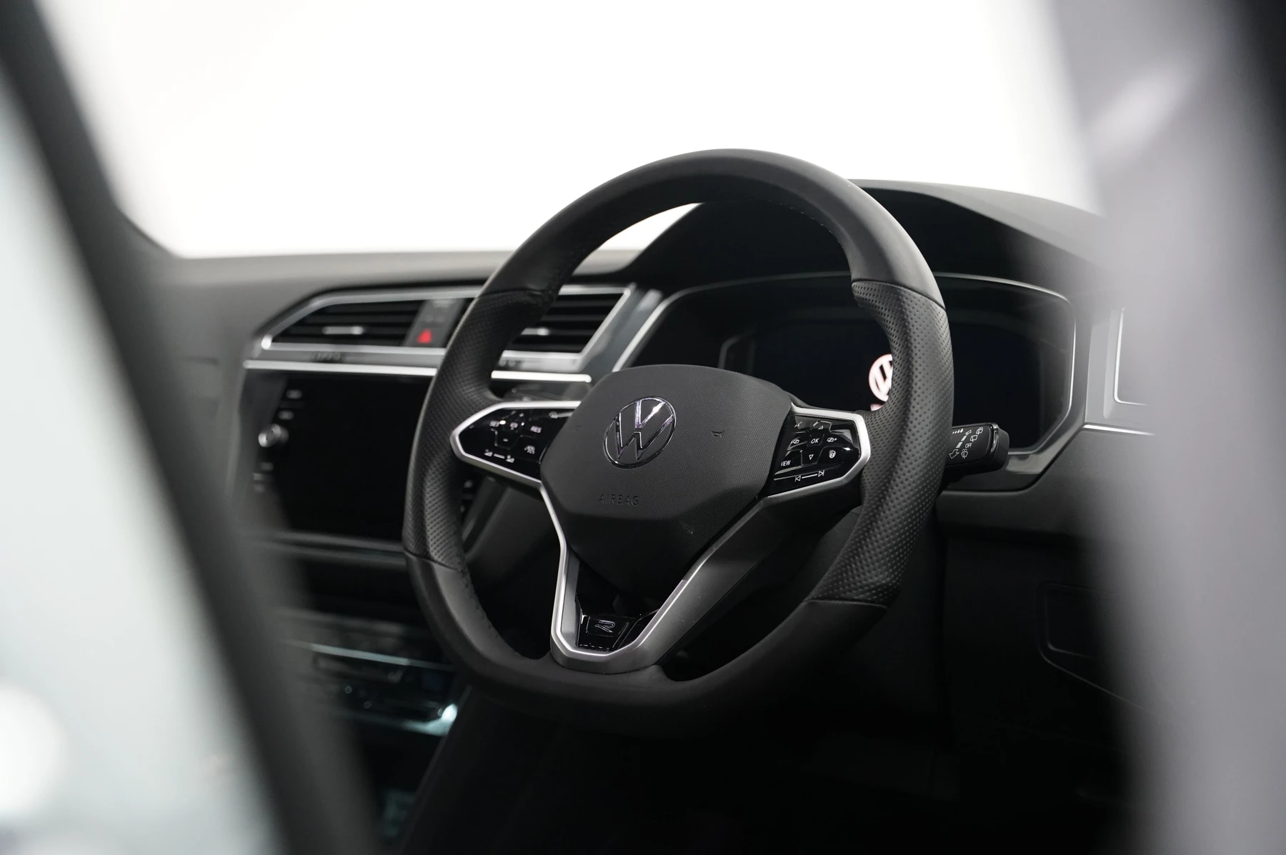 Volkswagen-Tiguan-image-16