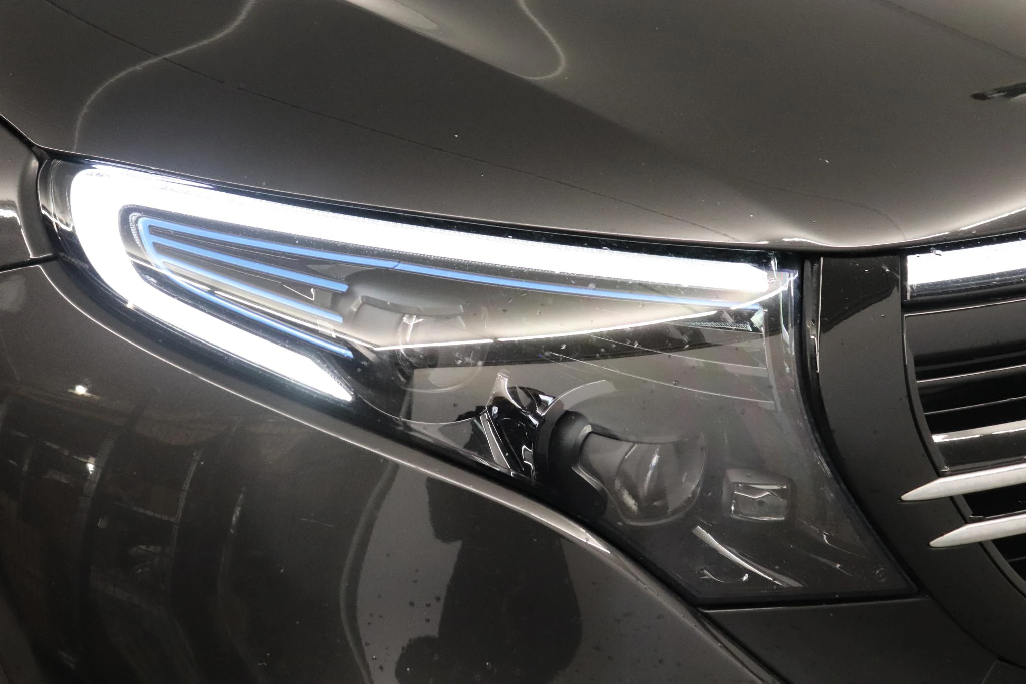 Mercedes-Benz-EQC-image-15