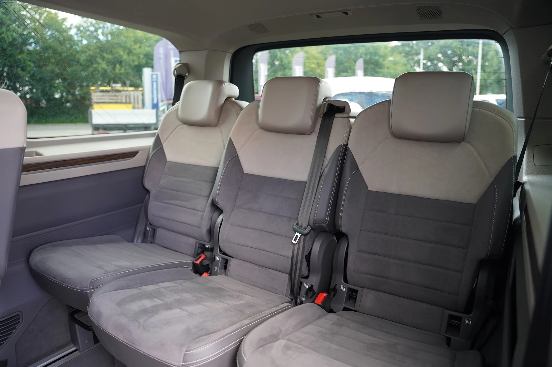 Volkswagen-Multivan-image-10