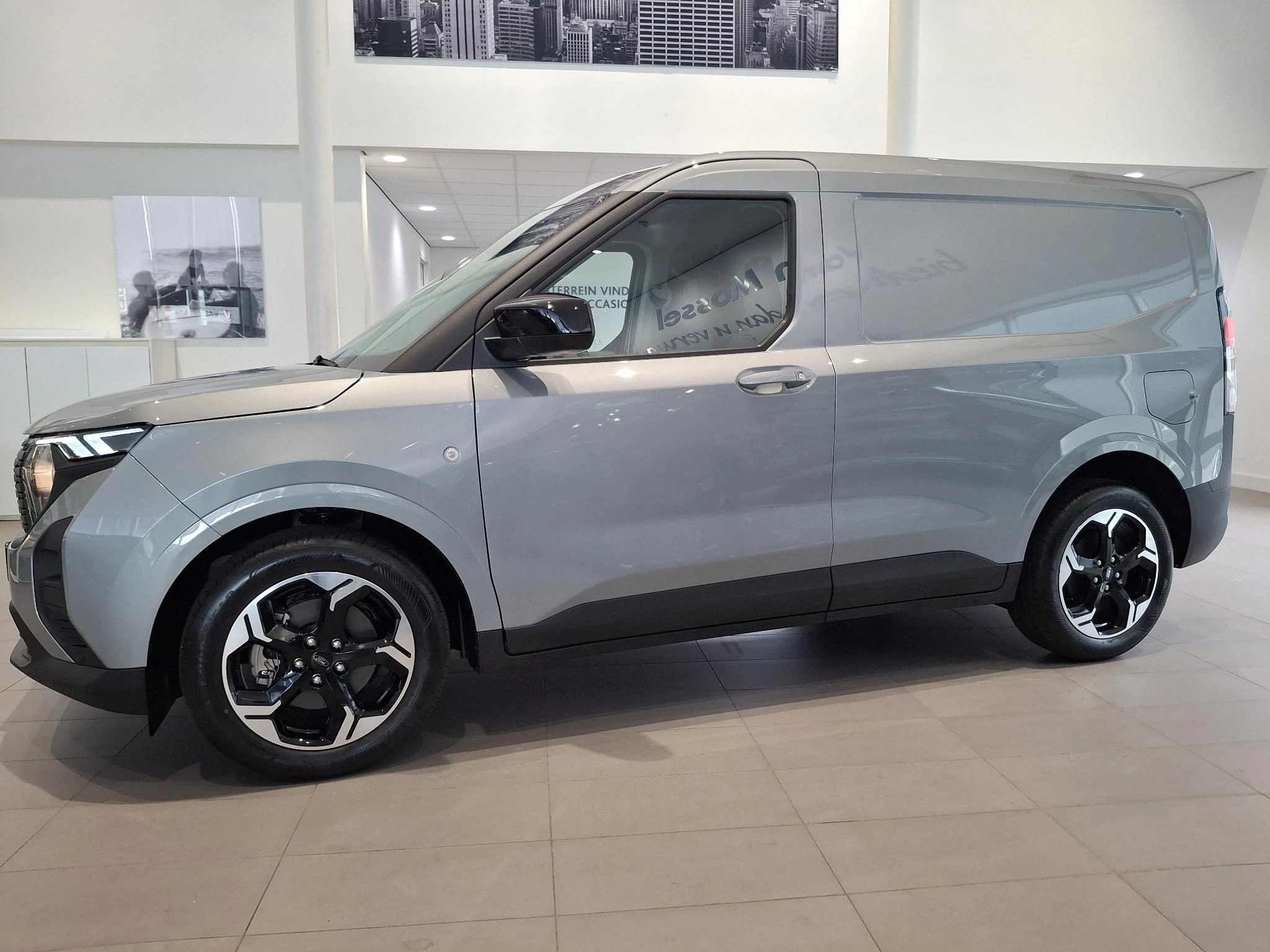 Ford-E-Transit Courier-image-2