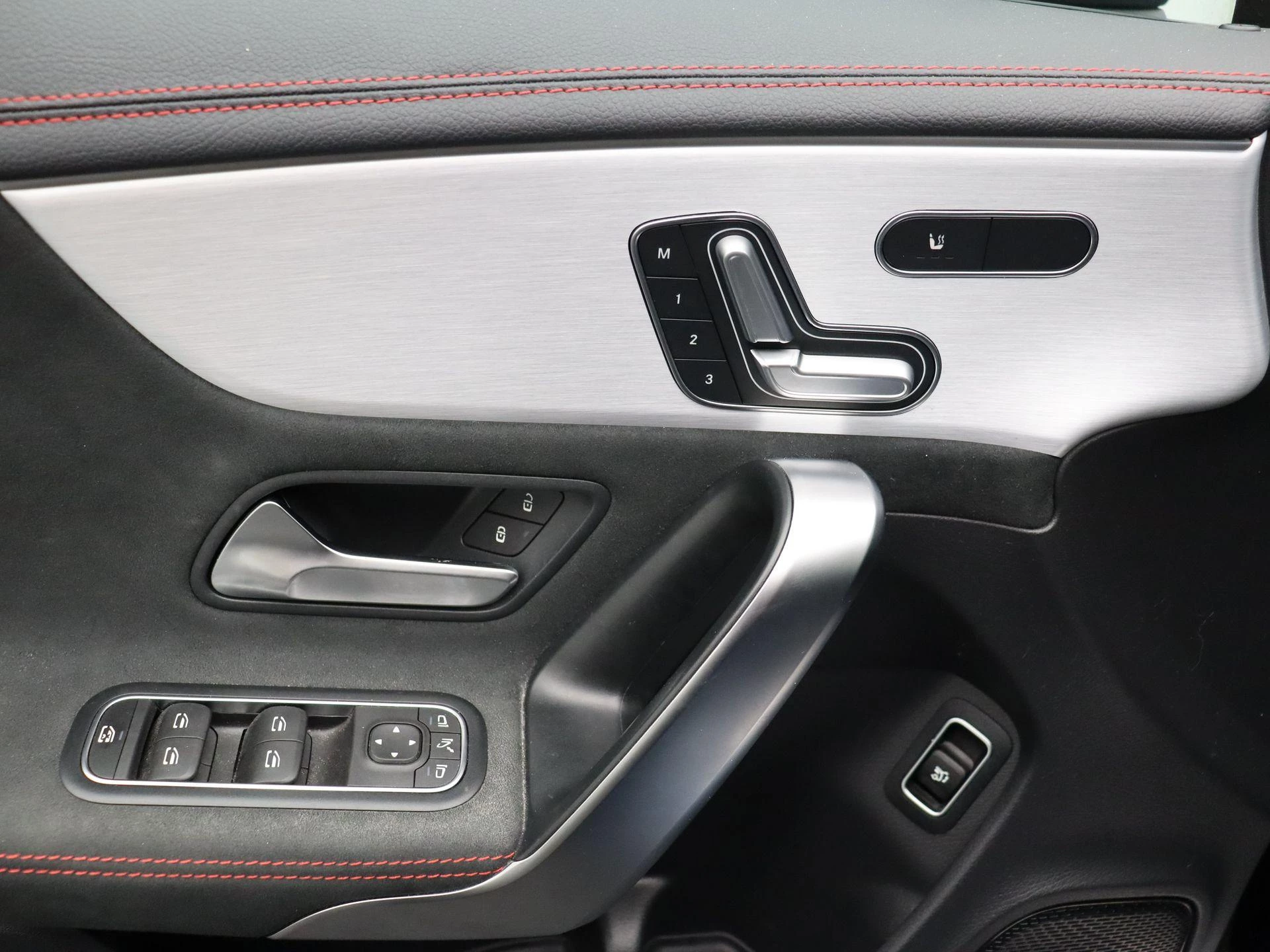 Mercedes-Benz CLA 180 AMG Line Shooting Brake + PANO DAK + MULTIBEAM LED + CARPLAY +
