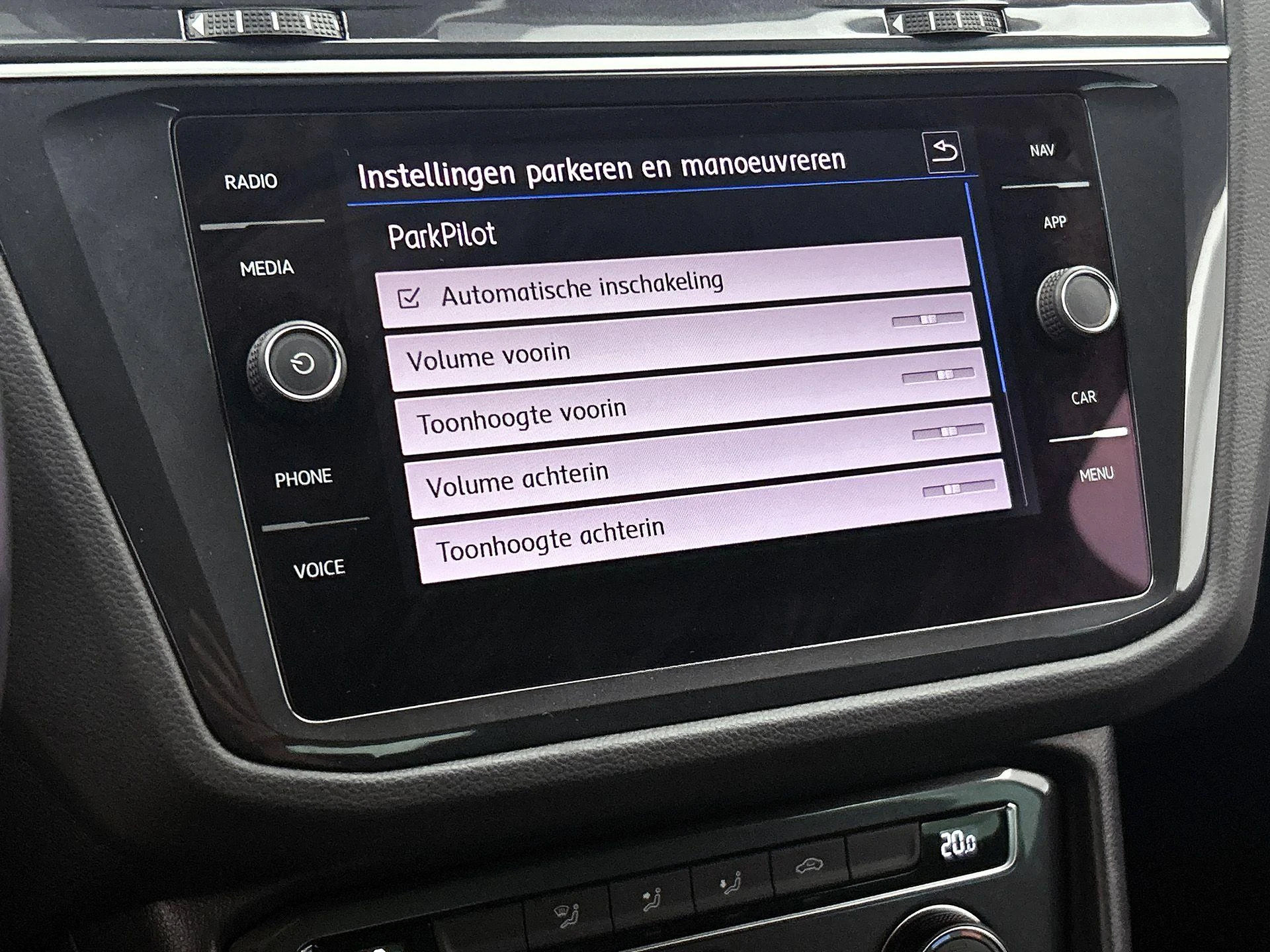 Volkswagen-Tiguan-image-11
