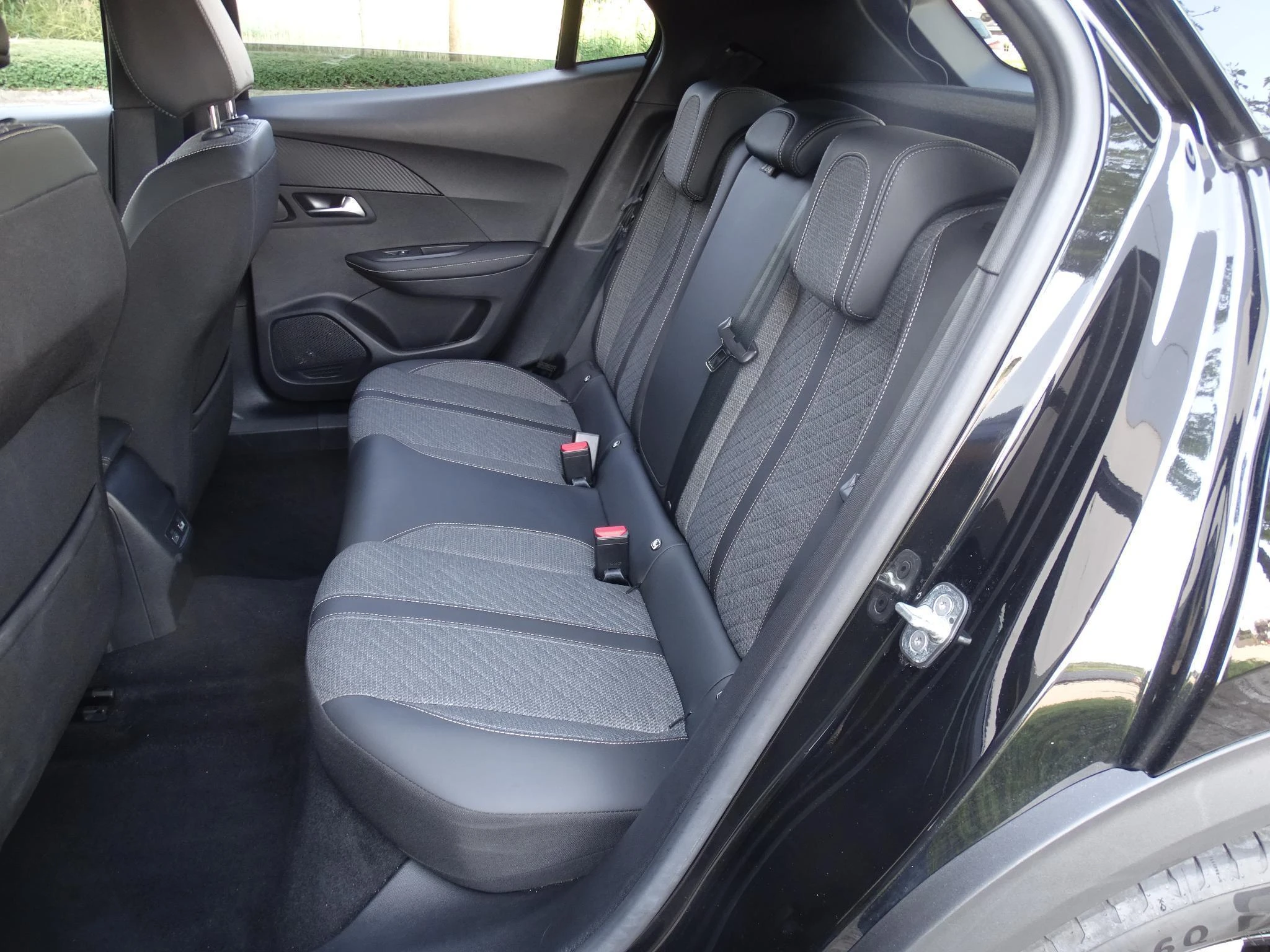 Peugeot-e-2008-image-12