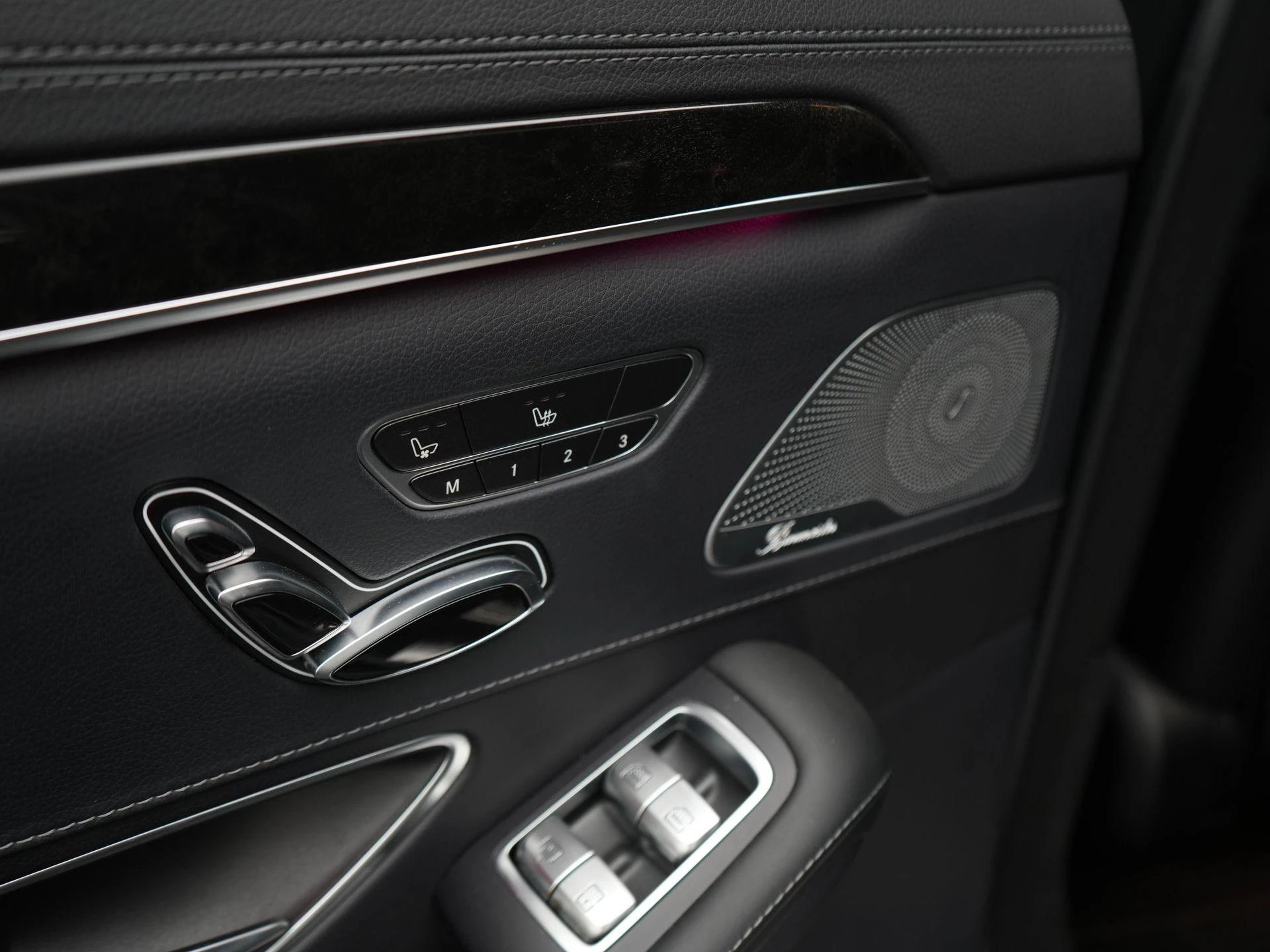 Mercedes-Benz-S-Klasse-image-33