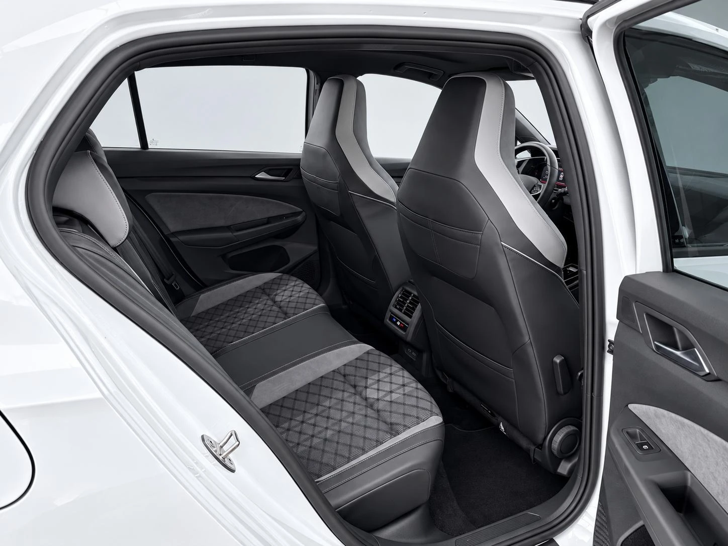 Volkswagen-Golf-image-17
