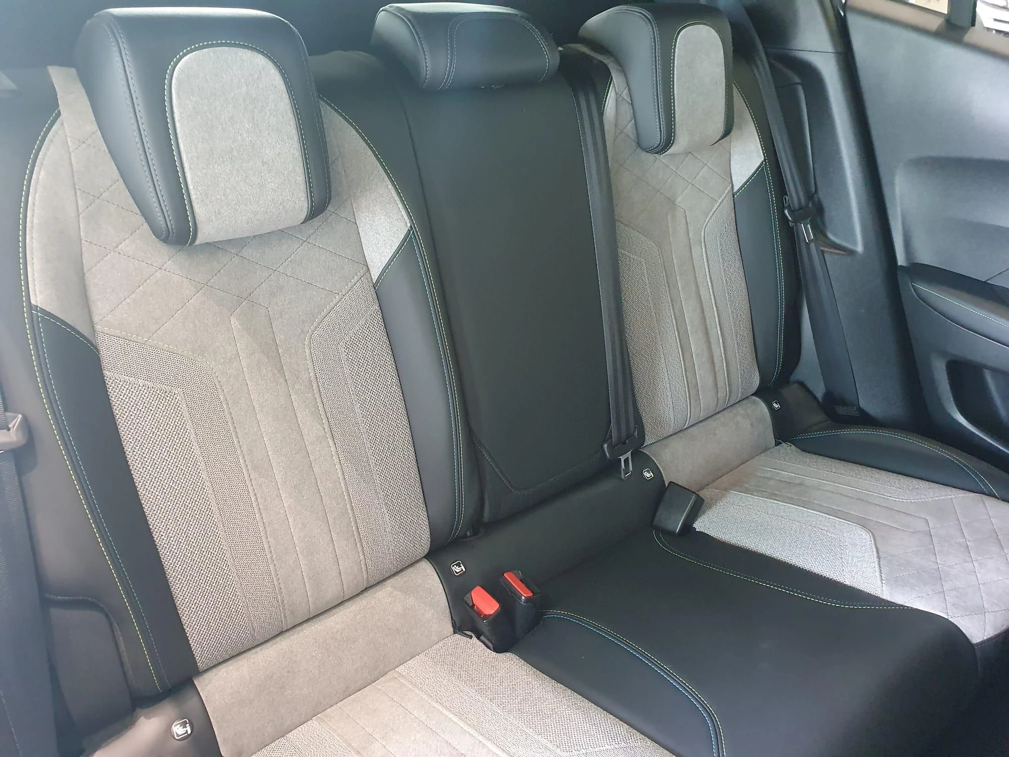 Peugeot-e-2008-image-28