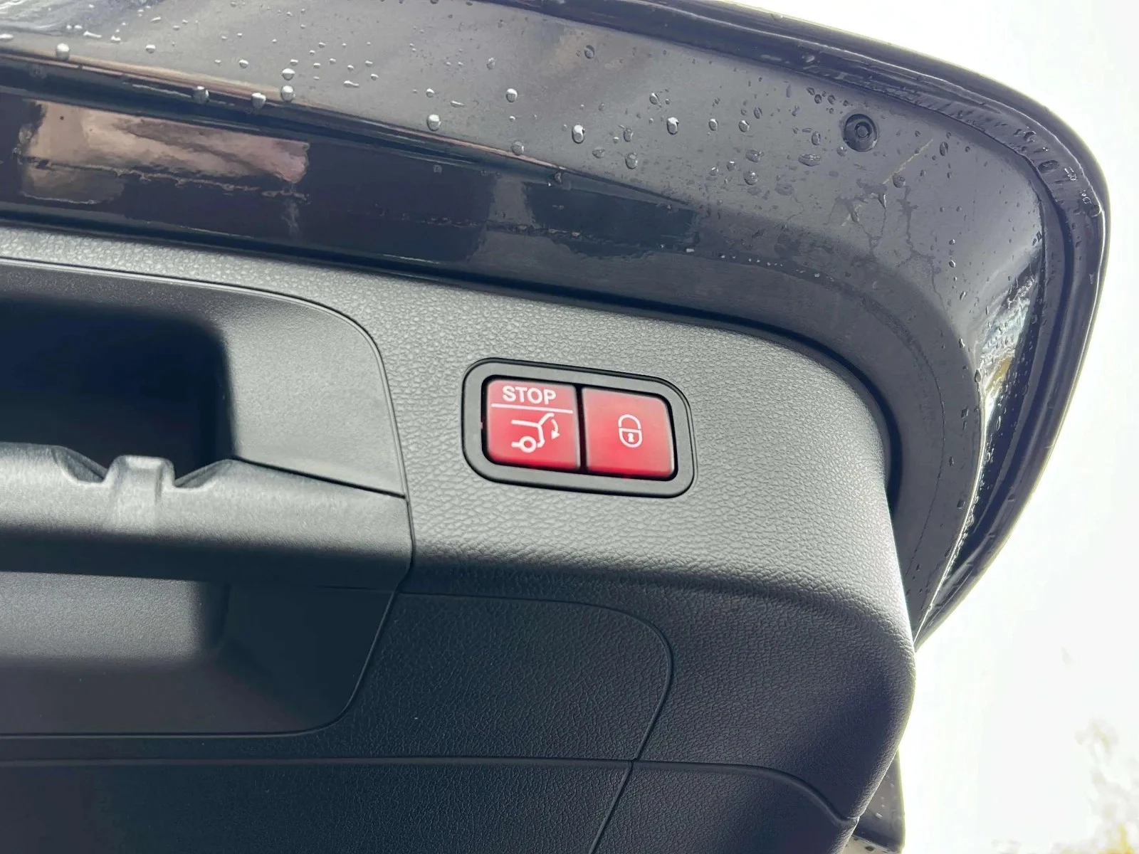 Mercedes-Benz-EQC-image-21