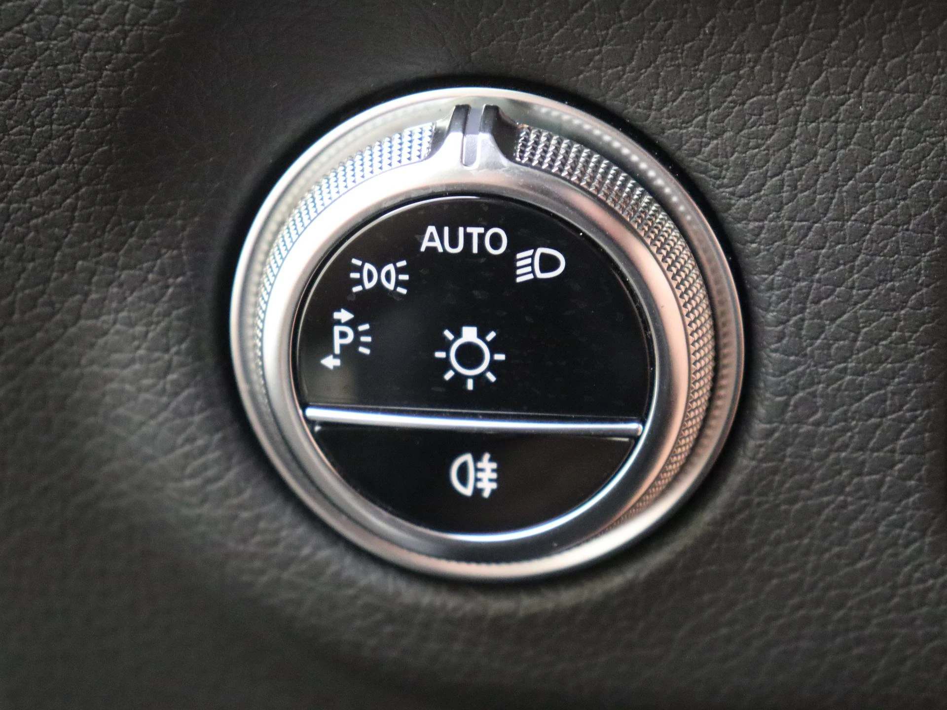 Mercedes-Benz-EQS-image-23