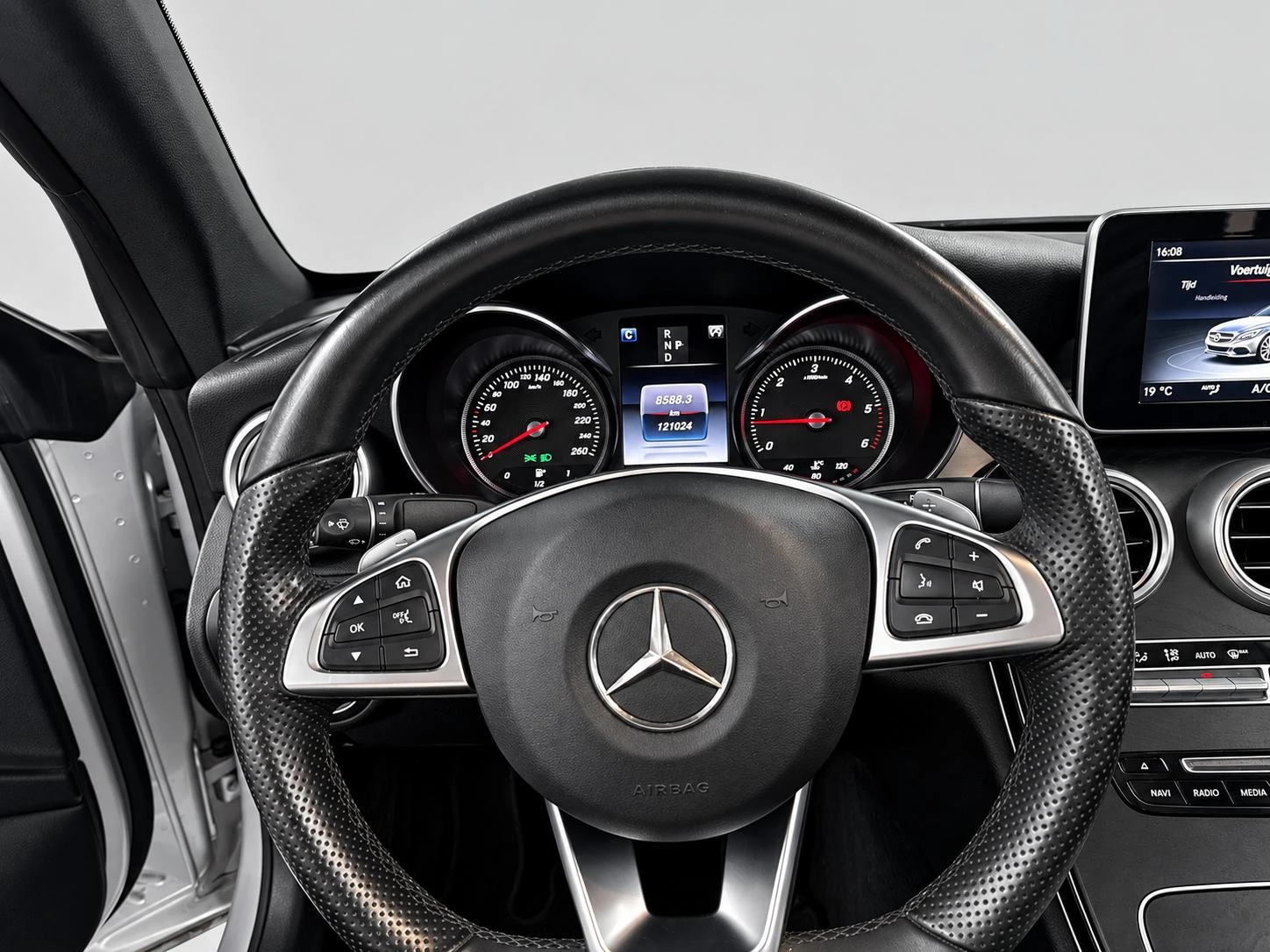 Mercedes-Benz-C-Klasse-image-13