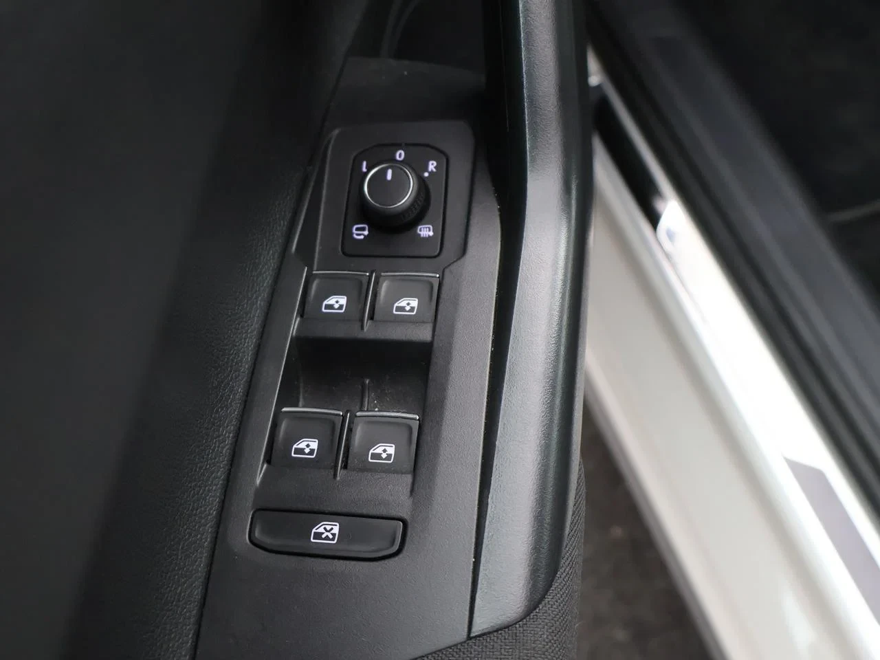 Volkswagen-Polo-image-18