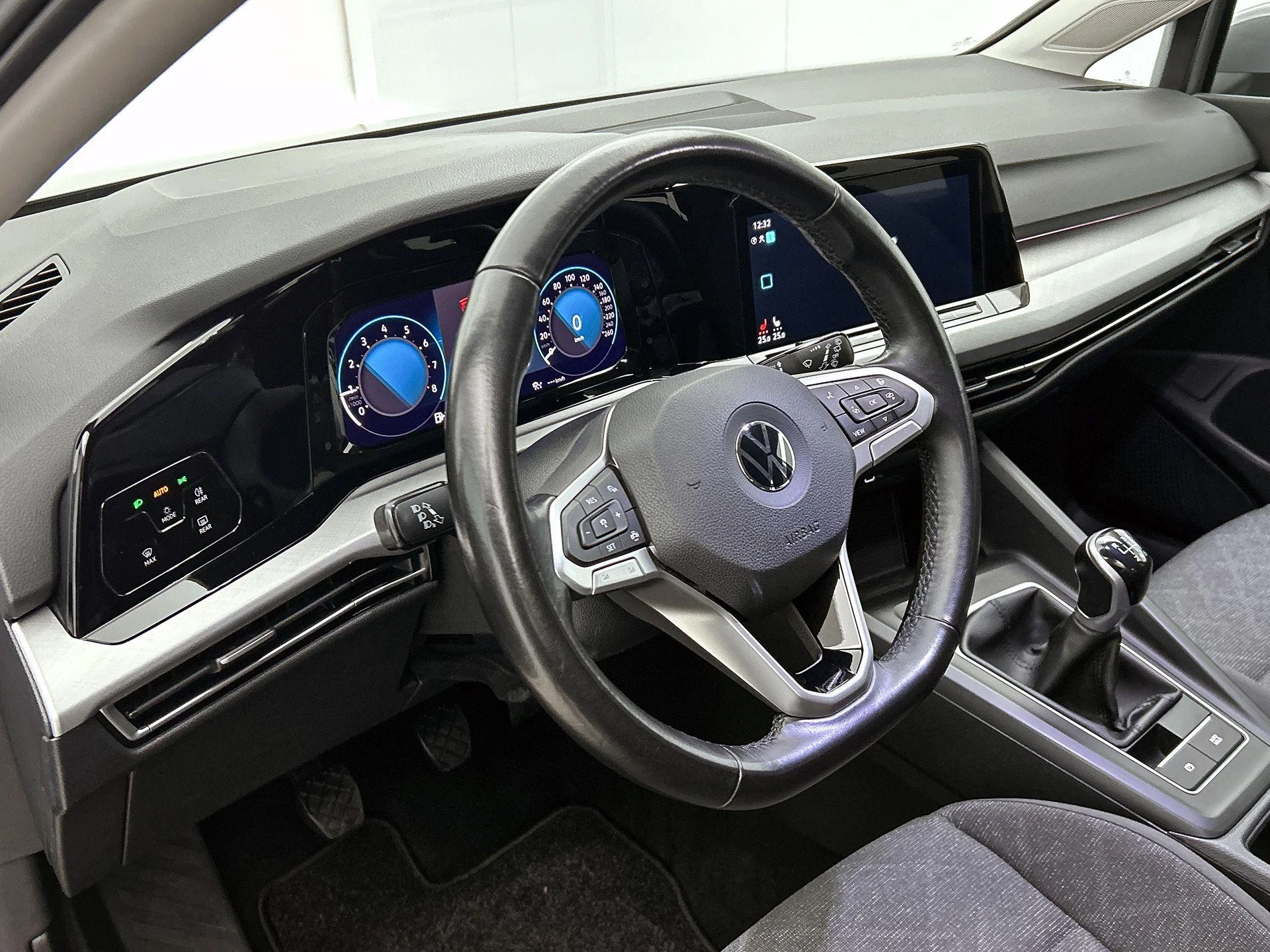 Volkswagen-Golf-image-24