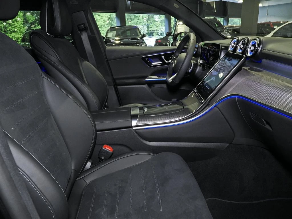 Mercedes-Benz-GLC 300 d-image-11