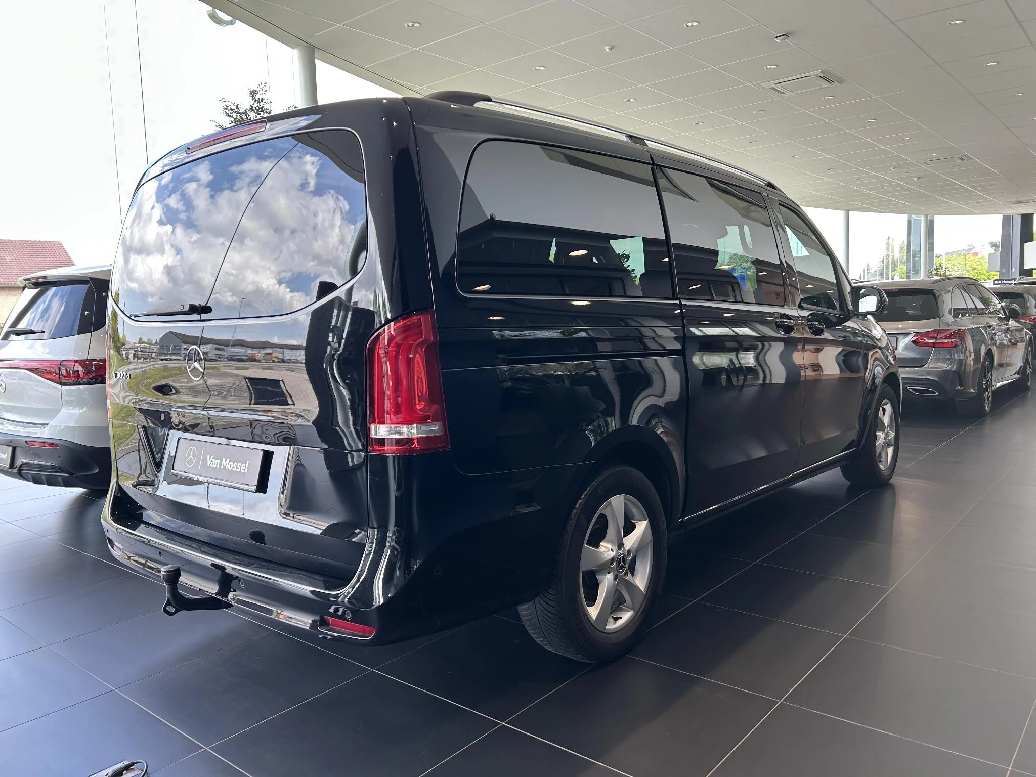 Mercedes-Benz-V-Klasse-image-13