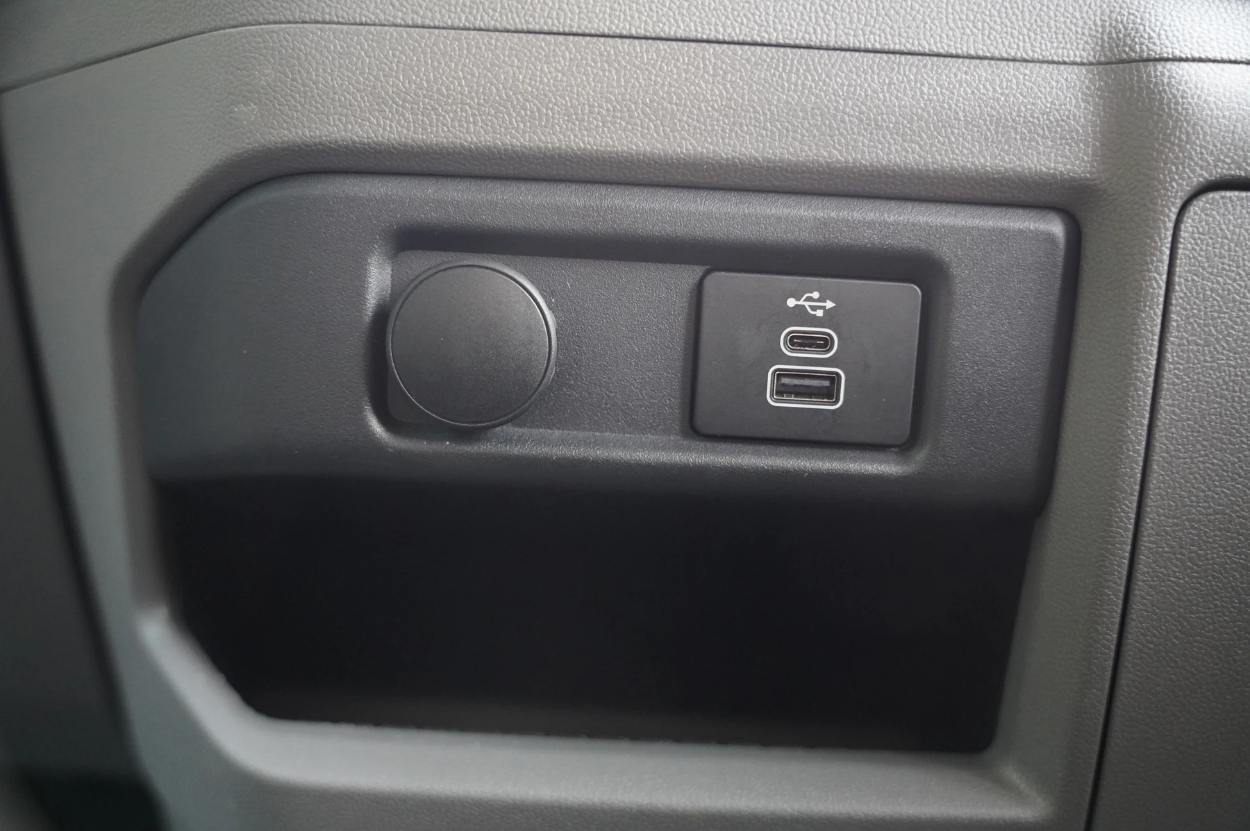 Volkswagen-Transporter-image-22