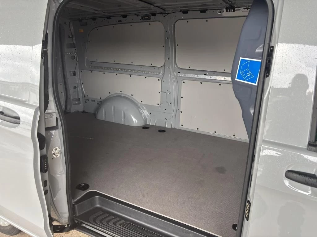 Mercedes-Benz-Vito-image-16
