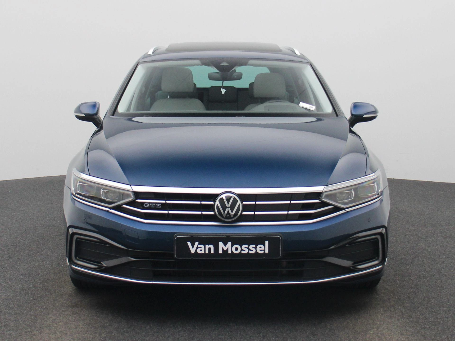Volkswagen-Passat-image-2