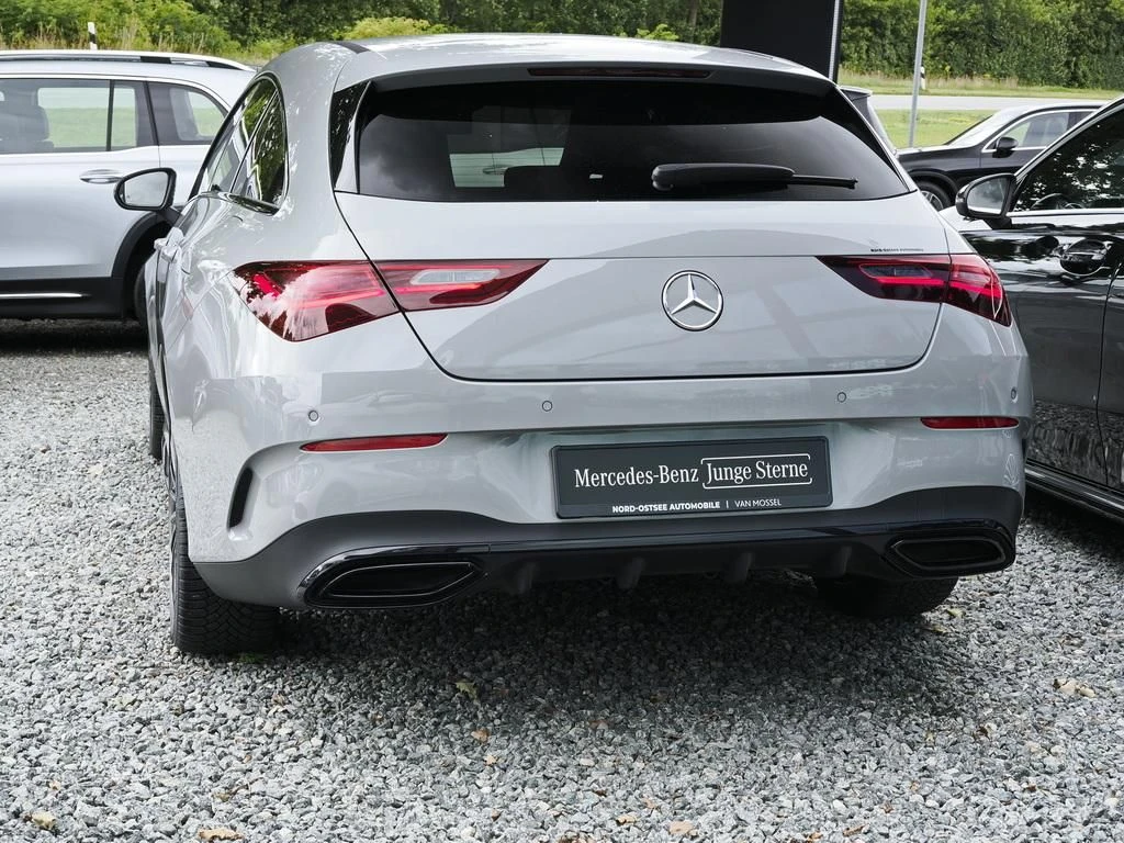Mercedes-Benz-CLA 200-image-4