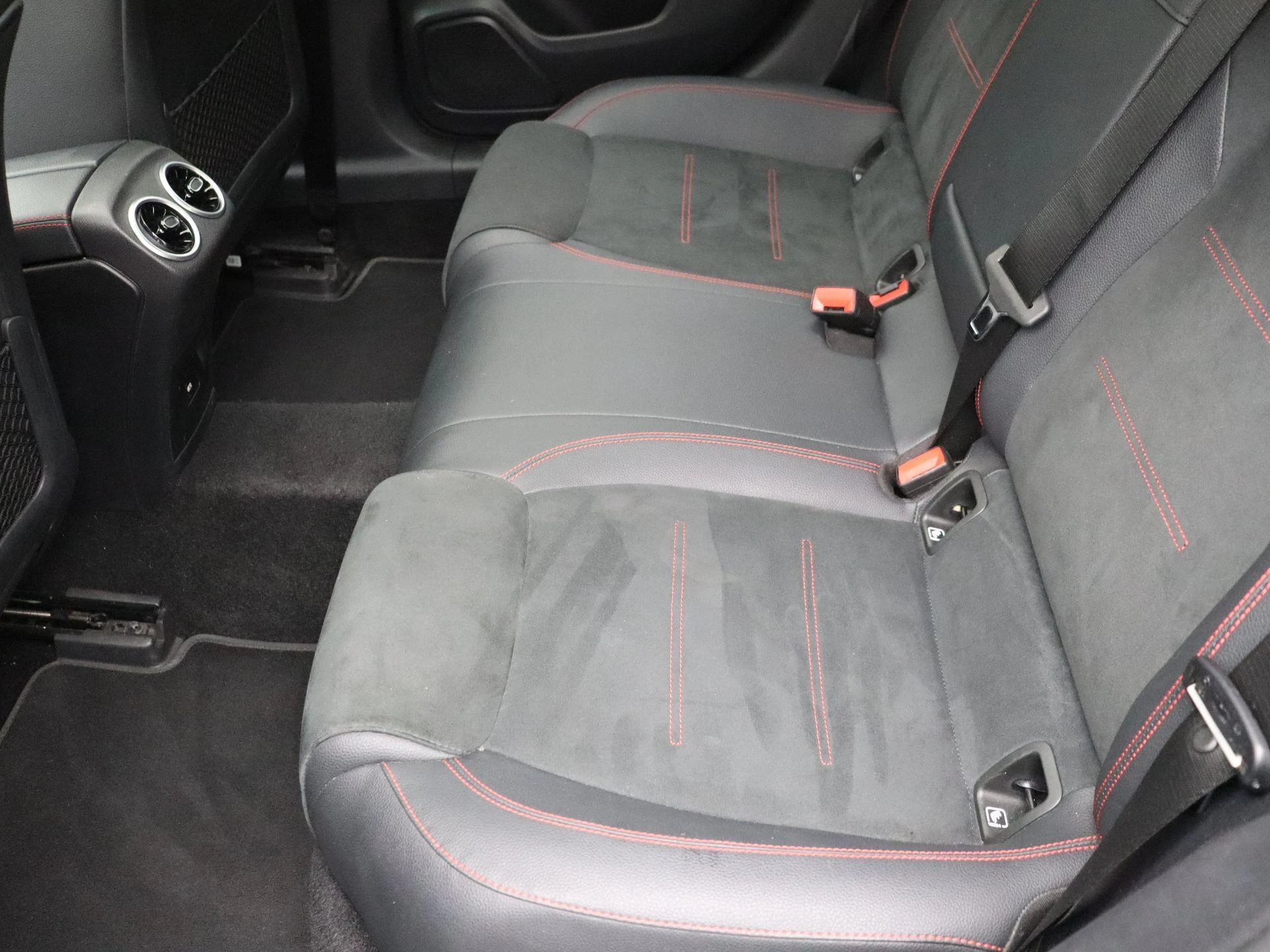 Mercedes-Benz A-Klasse 180 Sedan AMG Line + PANO DAK + MULTIBEAM LED + CARPLAY +