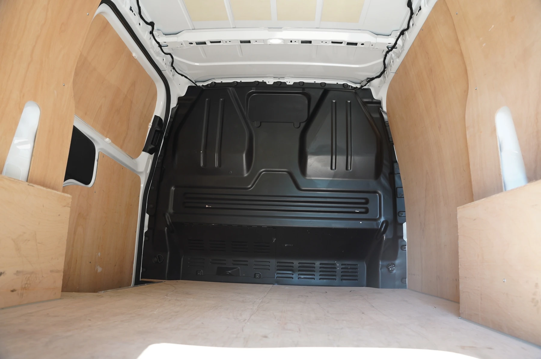 Volkswagen-Transporter-image-9