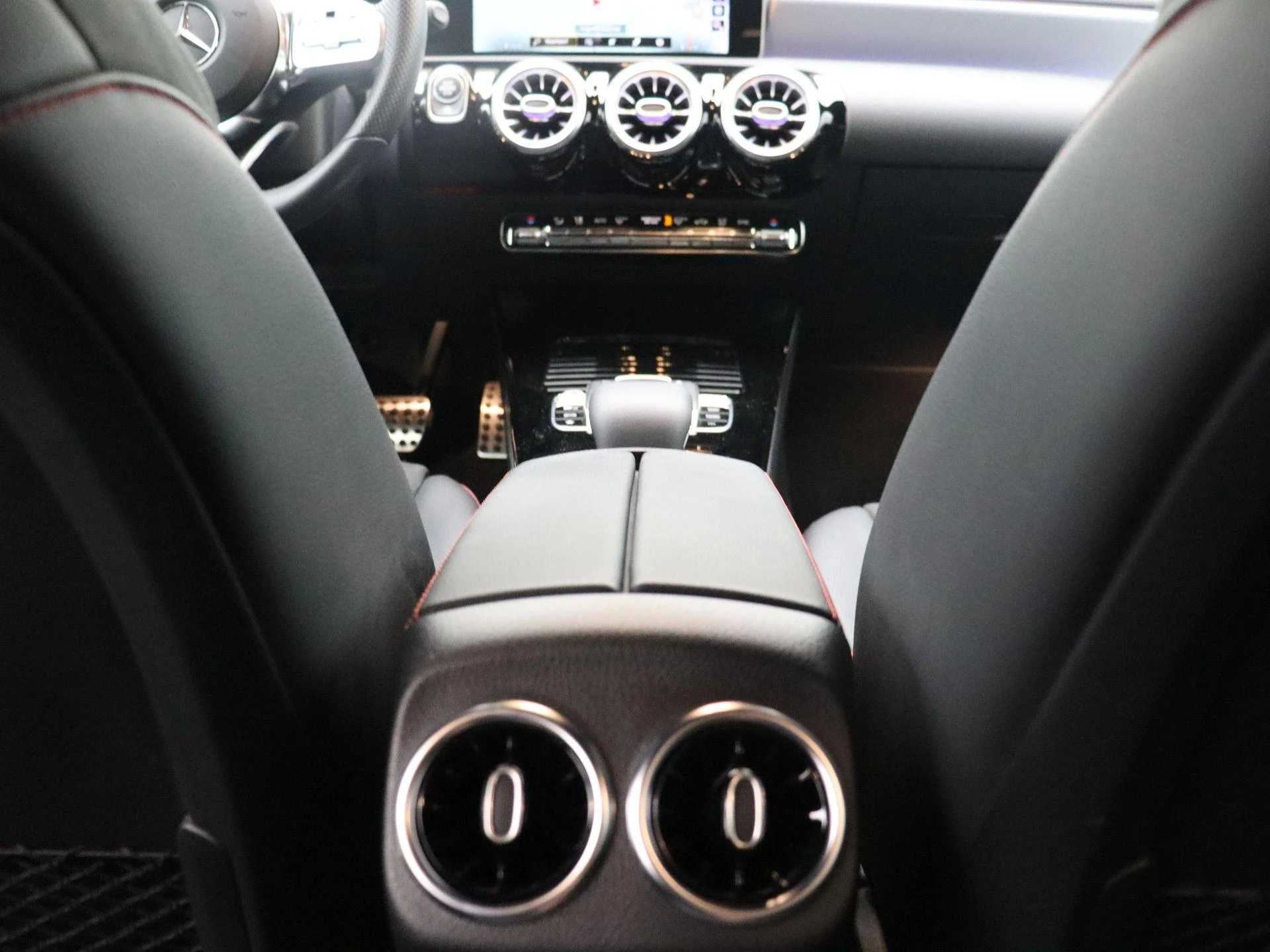 Mercedes-Benz-CLA-image-17