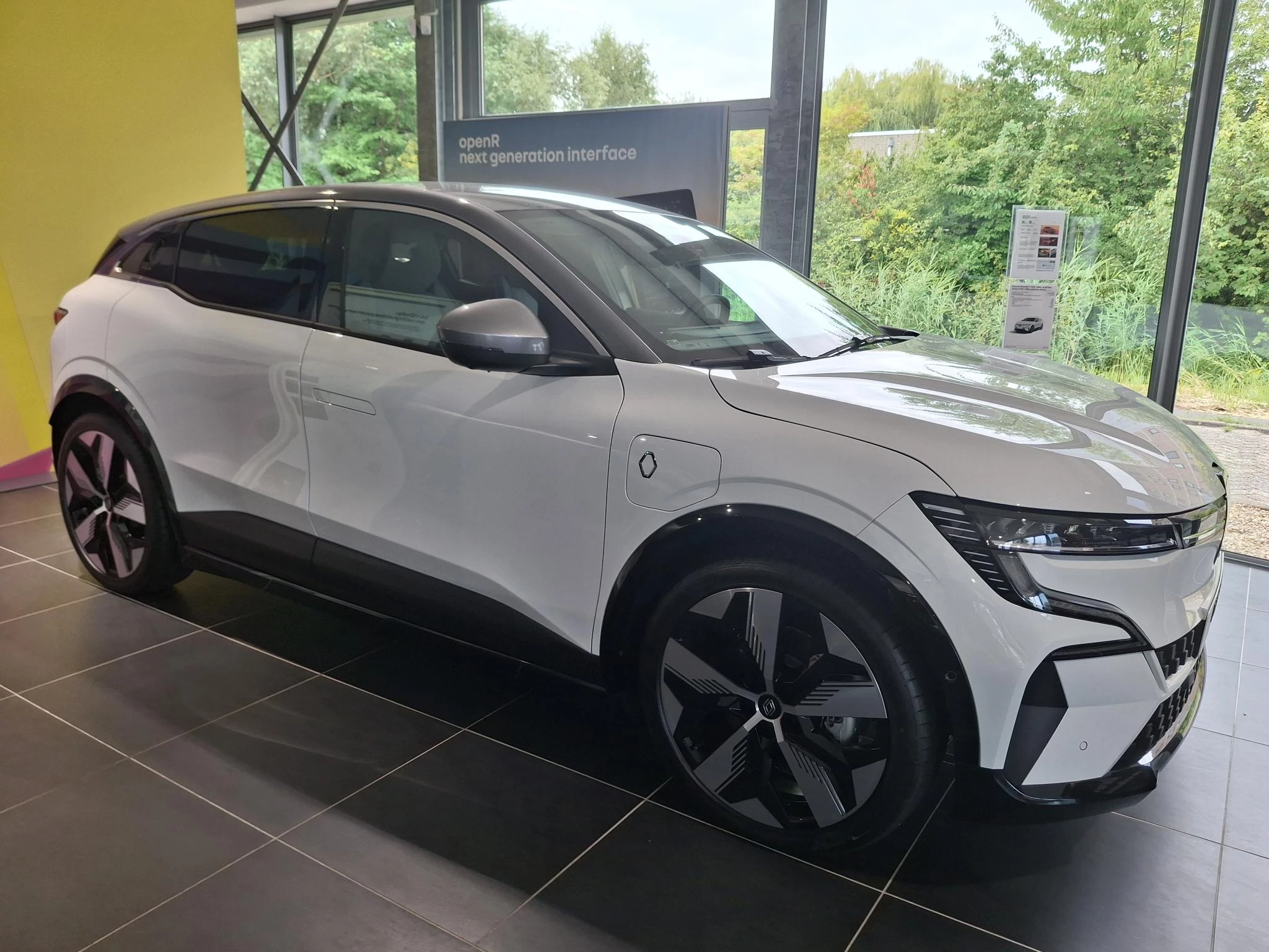 Renault-Megane E-Tech-image-3