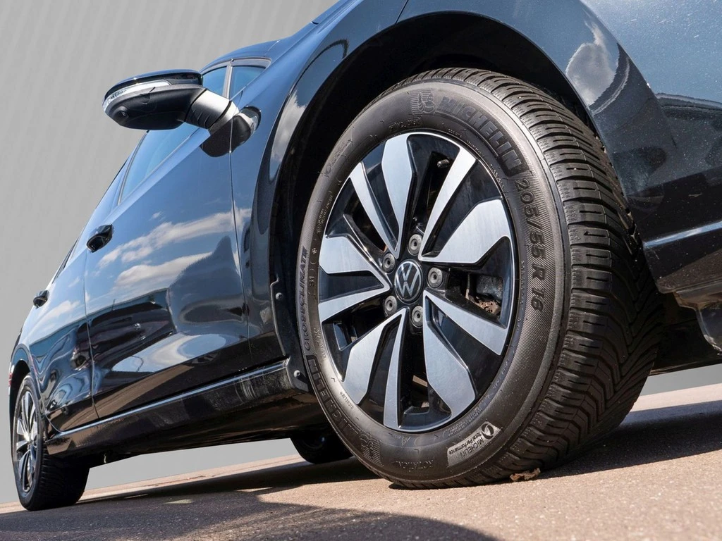 Volkswagen-Golf-image-4