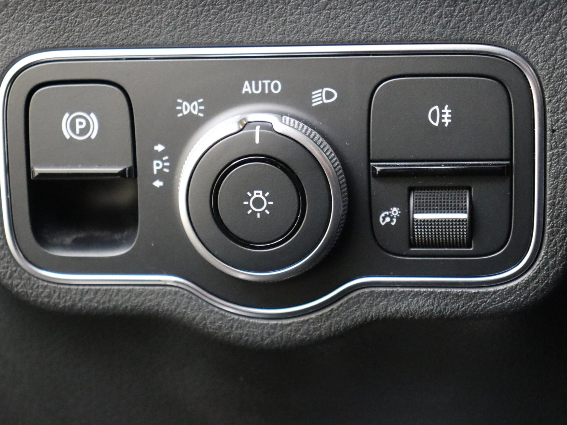 Mercedes-Benz-GLA-image-24