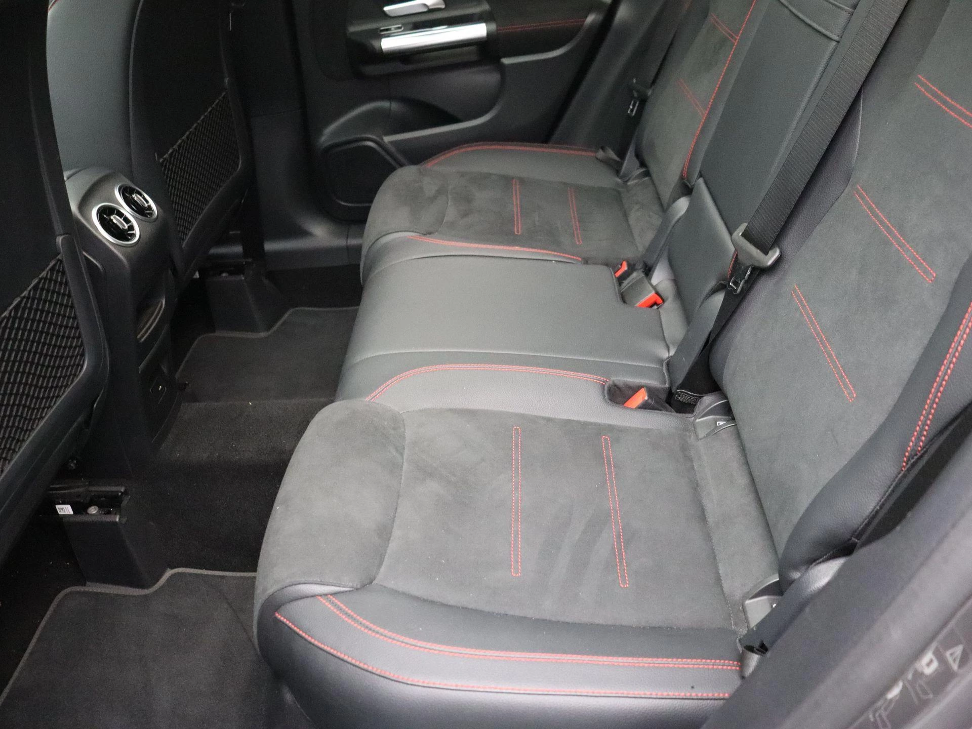 Mercedes-Benz GLA 180 AMG Line + PANO DAK + MULTIBEAM LED + KEY LESS +