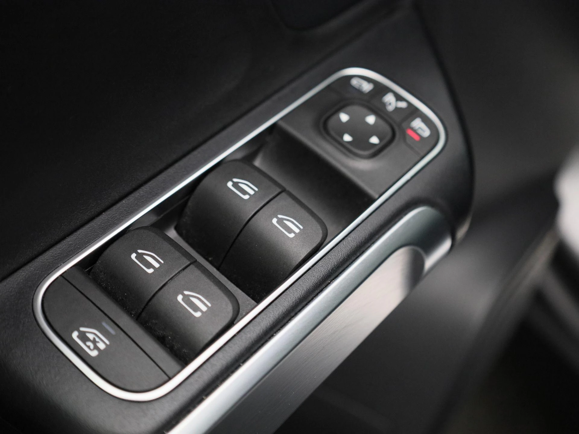 Mercedes-Benz-EQB-image-31