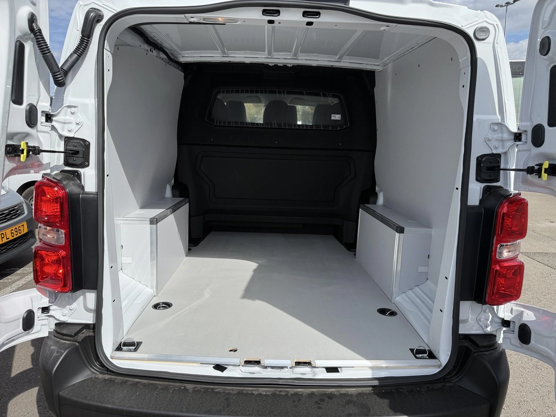 Opel-Vivaro-image-8