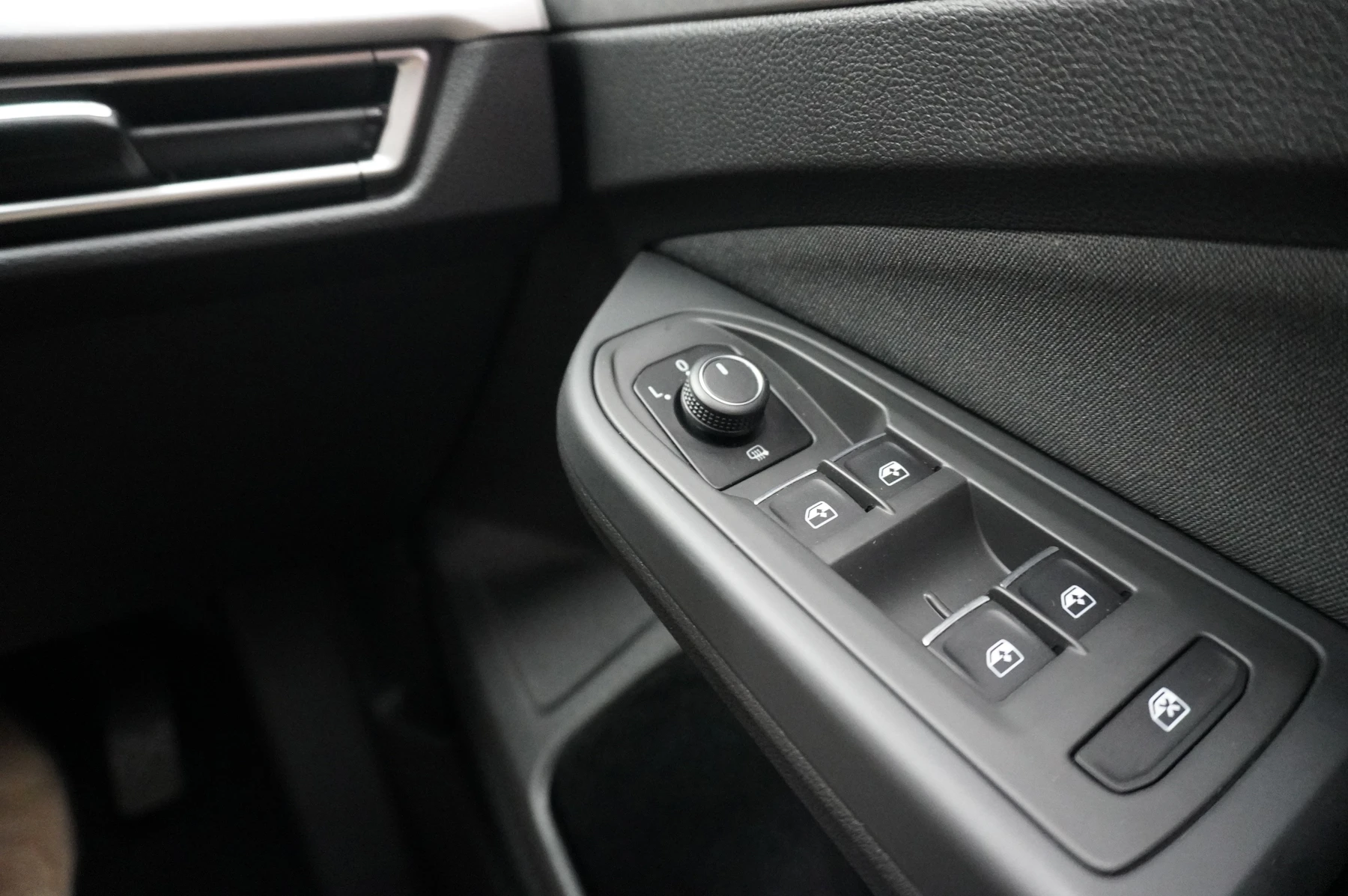 Volkswagen-Golf-image-23